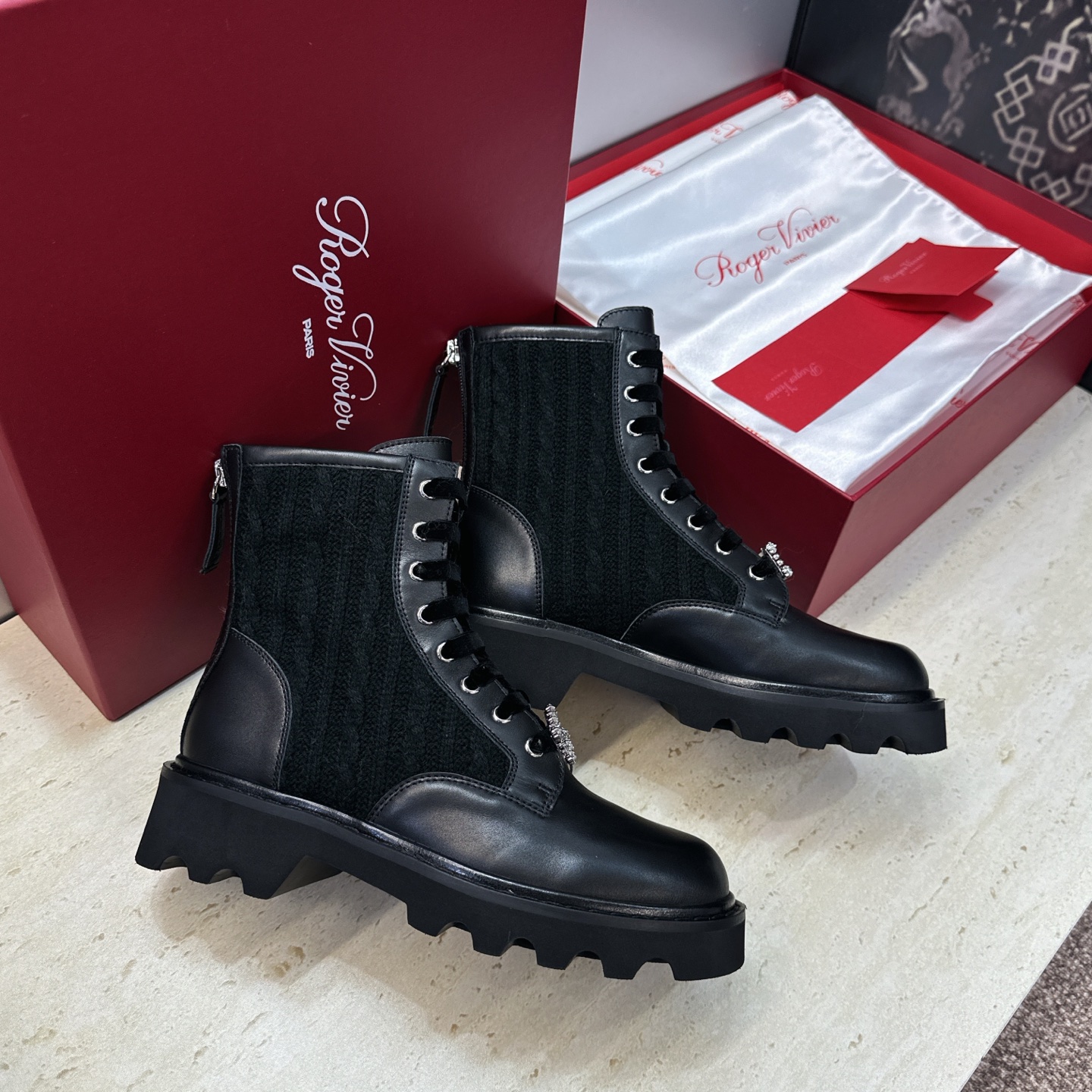 莞货 代购级 Roger  Vivier 2026秋冬新款时尚水钻女短靴 RV字母logo水钻五金方扣厚底低跟圆头系带后