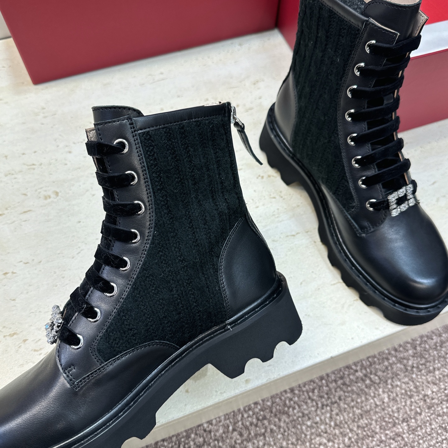 莞货 代购级 Roger  Vivier 2026秋冬新款时尚水钻女短靴 RV字母logo水钻五金方扣厚底低跟圆头系带后