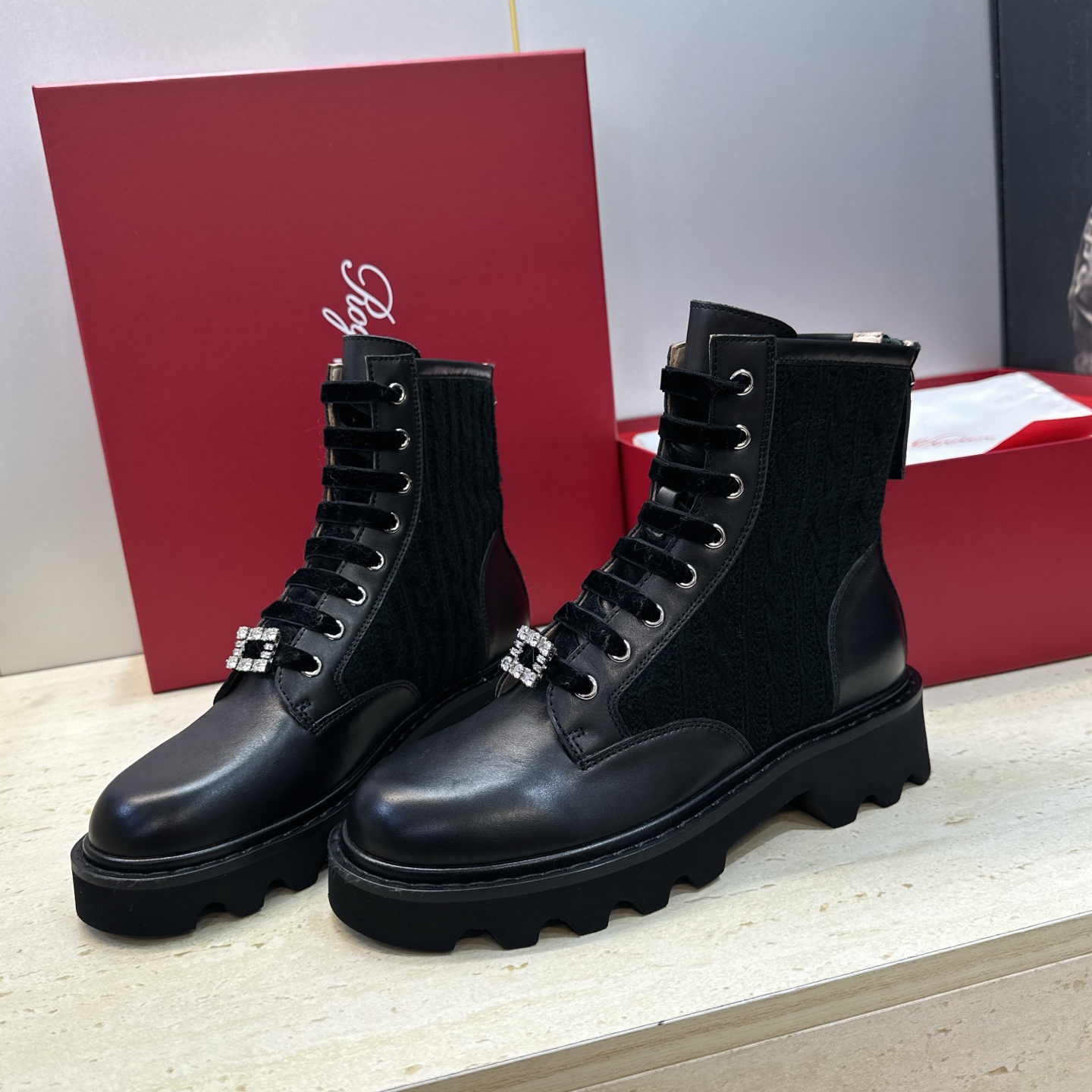 莞货 代购级 Roger  Vivier 2026秋冬新款时尚水钻女短靴 RV字母logo水钻五金方扣厚底低跟圆头系带后