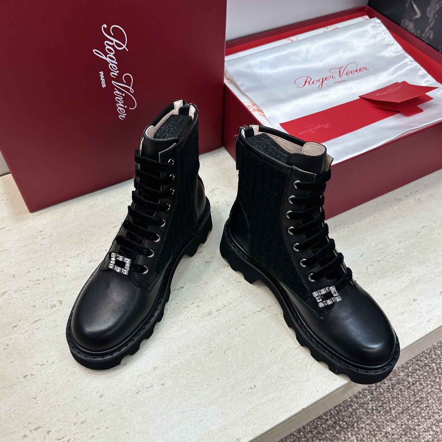 莞货 代购级 Roger  Vivier 2026秋冬新款时尚水钻女短靴 RV字母logo水钻五金方扣厚底低跟圆头系带后