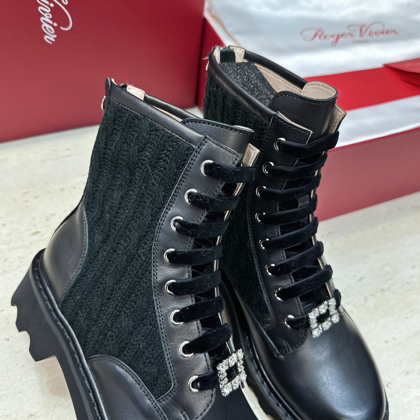 莞货 代购级 Roger  Vivier 2026秋冬新款时尚水钻女短靴 RV字母logo水钻五金方扣厚底低跟圆头系带后