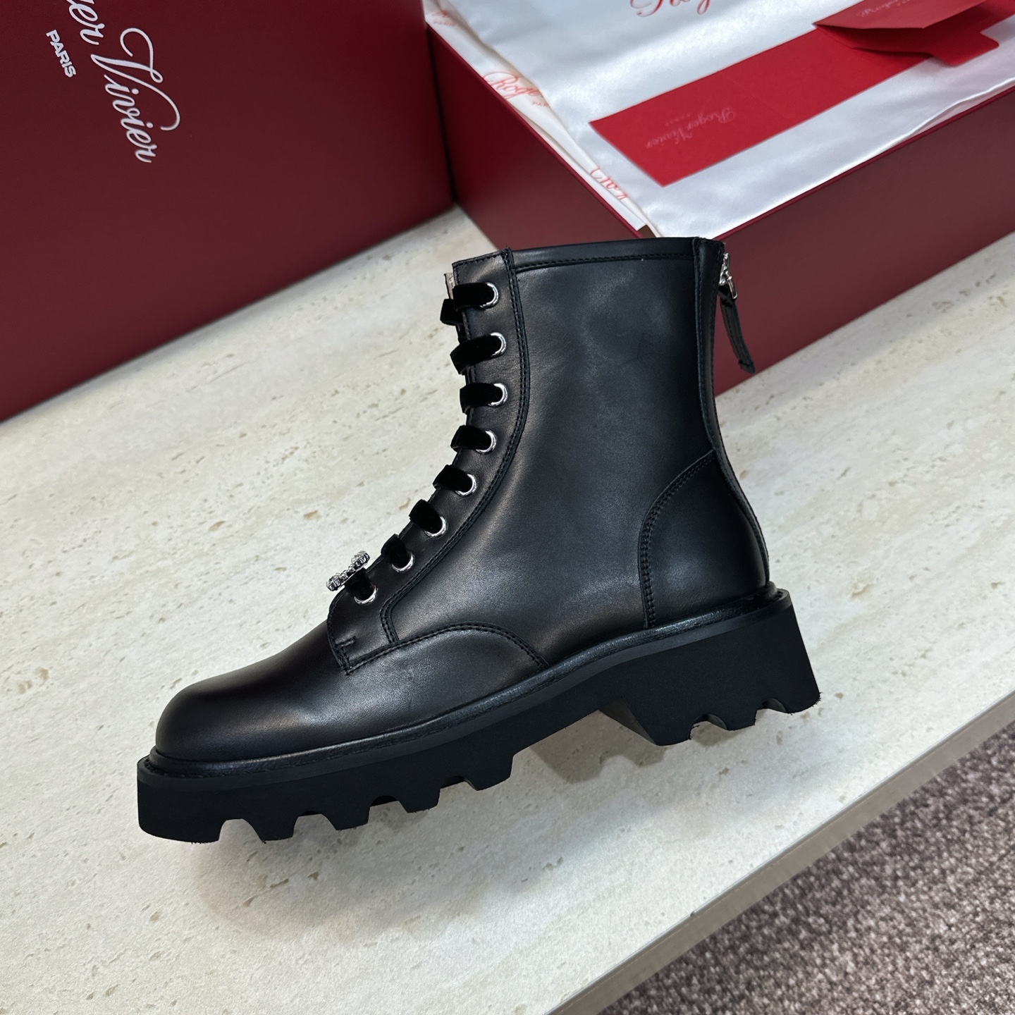 莞货 代购级 Roger  Vivier 2026秋冬新款时尚水钻女短靴 RV字母logo水钻五金方扣厚底低跟圆头系带后