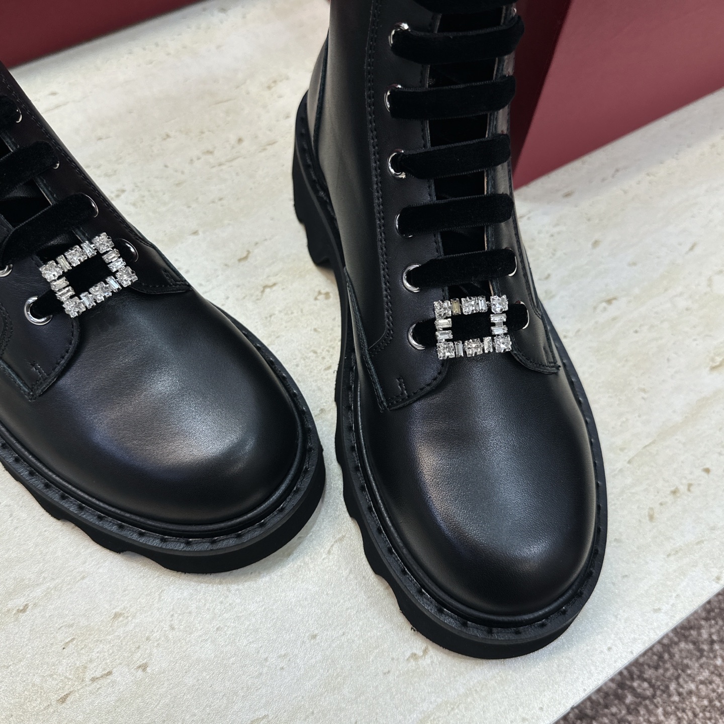 莞货 代购级 Roger  Vivier 2026秋冬新款时尚水钻女短靴 RV字母logo水钻五金方扣厚底低跟圆头系带后