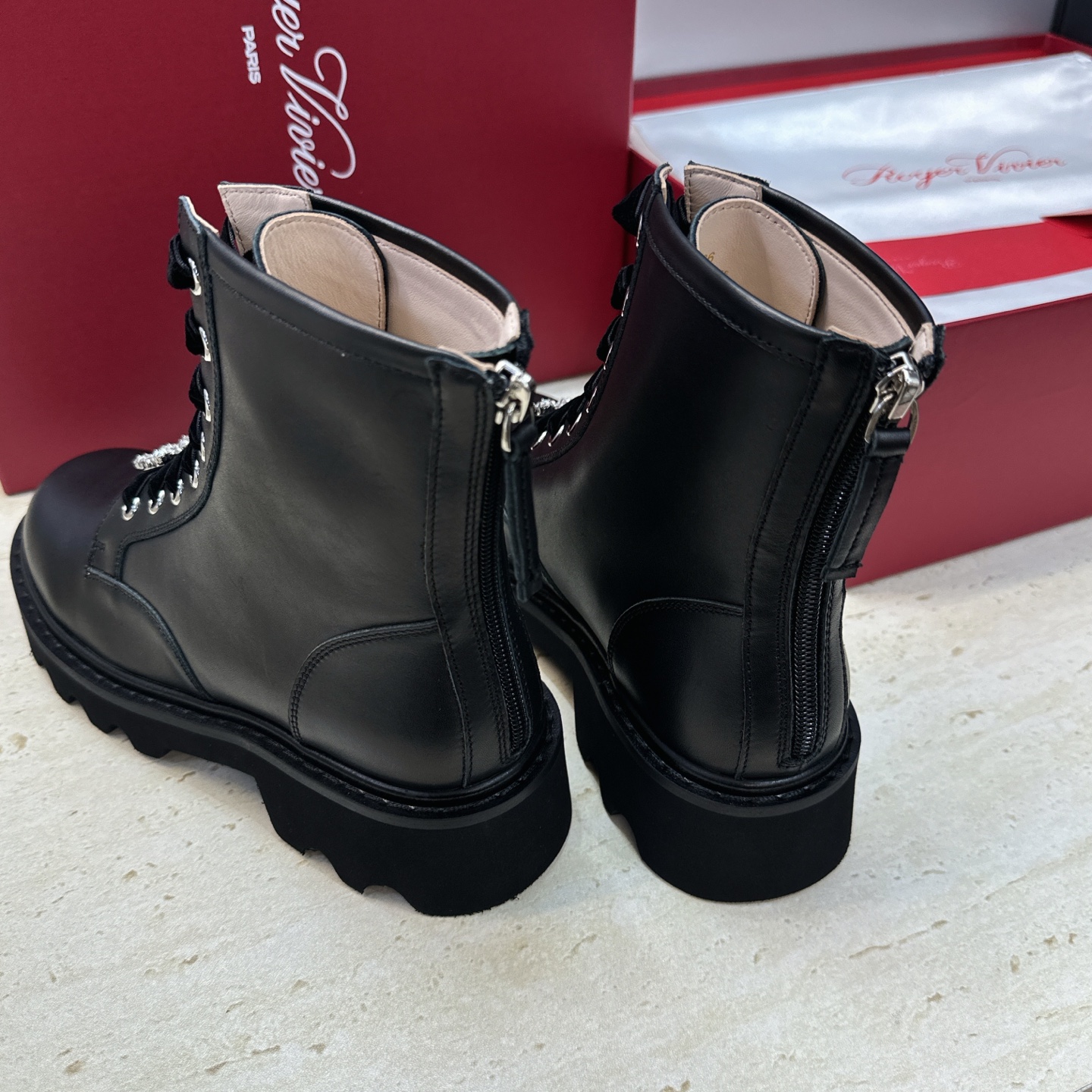 莞货 代购级 Roger  Vivier 2026秋冬新款时尚水钻女短靴 RV字母logo水钻五金方扣厚底低跟圆头系带后