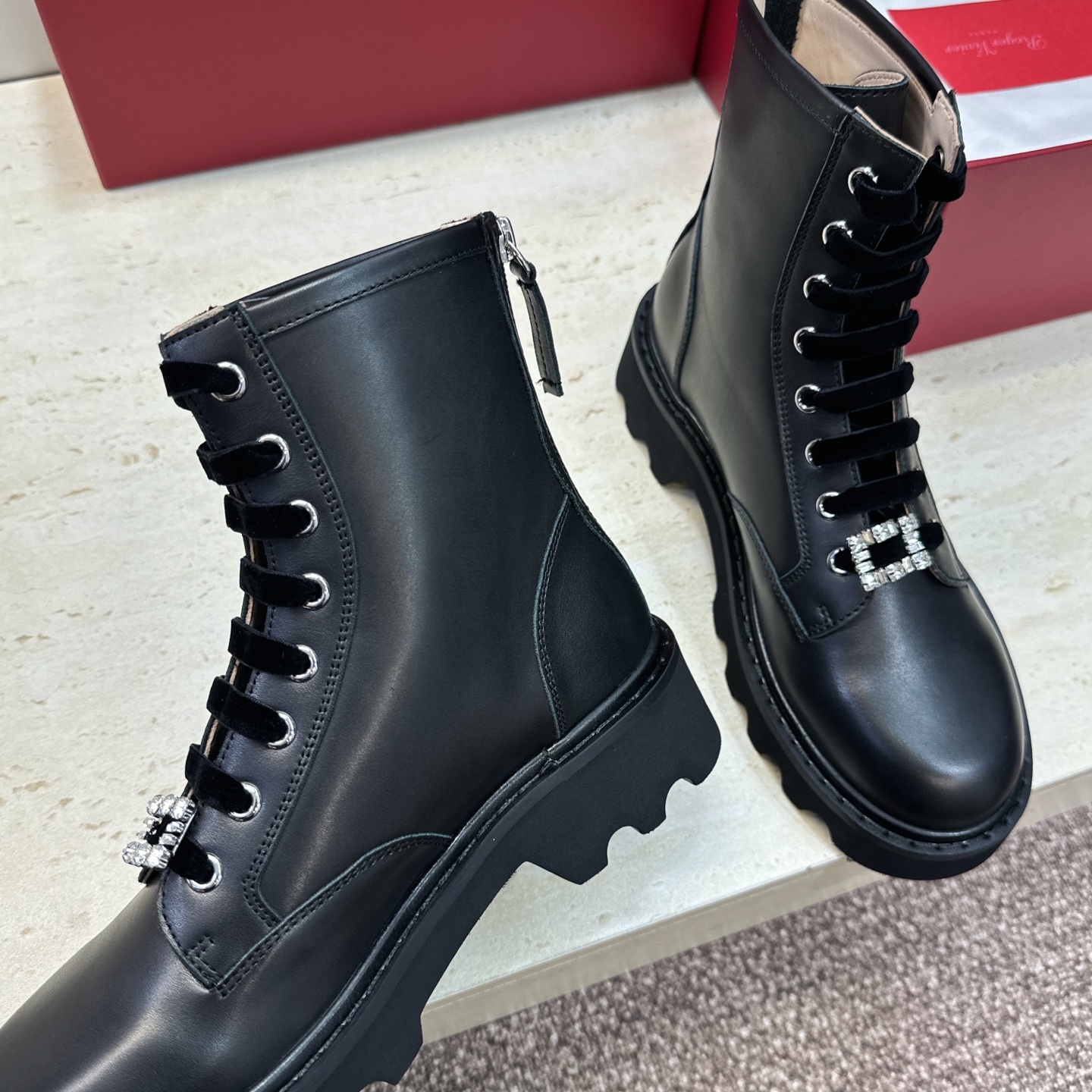 莞货 代购级 Roger  Vivier 2026秋冬新款时尚水钻女短靴 RV字母logo水钻五金方扣厚底低跟圆头系带后