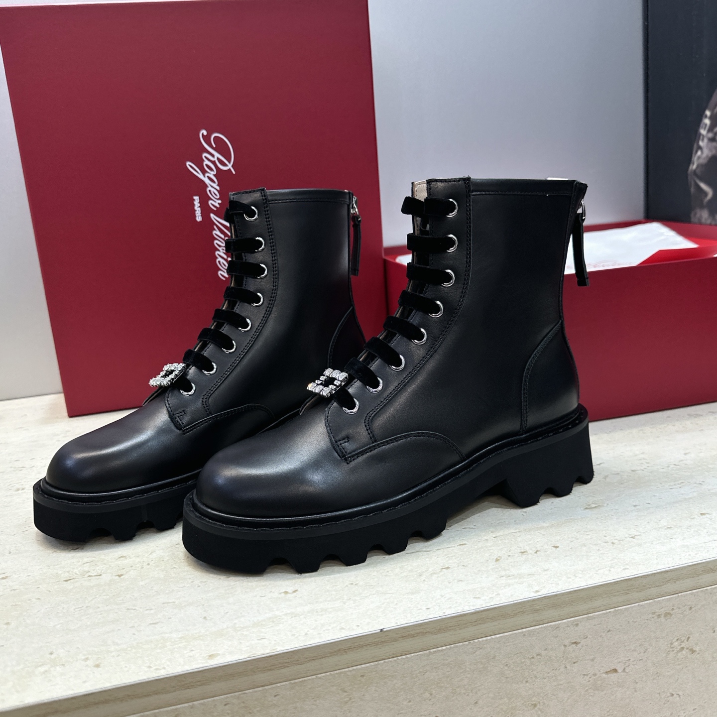 莞货 代购级 Roger  Vivier 2026秋冬新款时尚水钻女短靴 RV字母logo水钻五金方扣厚底低跟圆头系带后