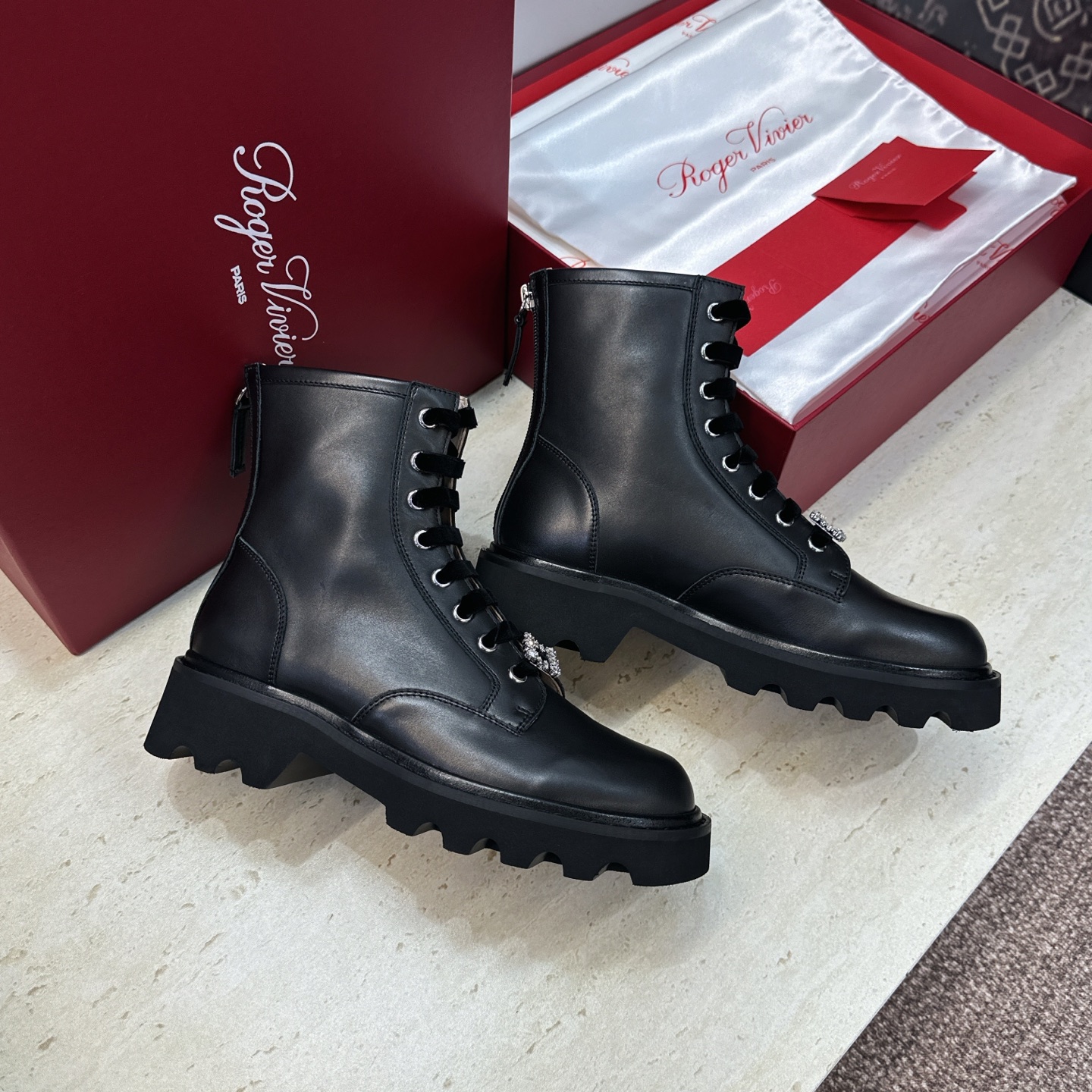 莞货 代购级 Roger  Vivier 2026秋冬新款时尚水钻女短靴 RV字母logo水钻五金方扣厚底低跟圆头系带后