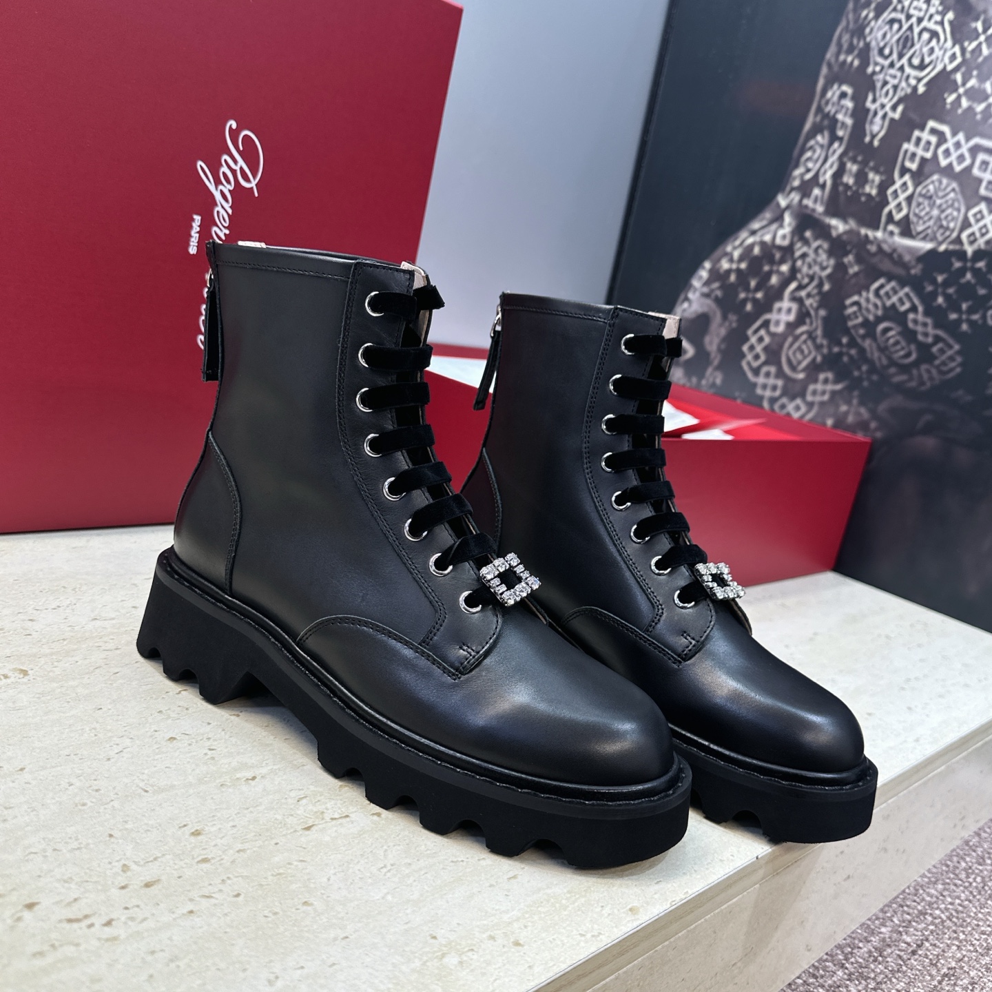莞货 代购级 Roger  Vivier 2026秋冬新款时尚水钻女短靴 RV字母logo水钻五金方扣厚底低跟圆头系带后