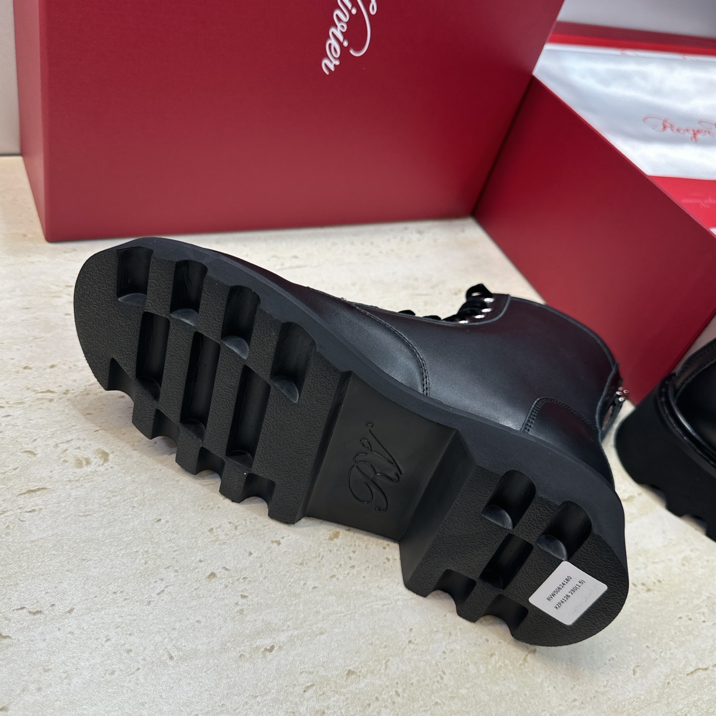 莞货 代购级 Roger  Vivier 2026秋冬新款时尚水钻女短靴 RV字母logo水钻五金方扣厚底低跟圆头系带后