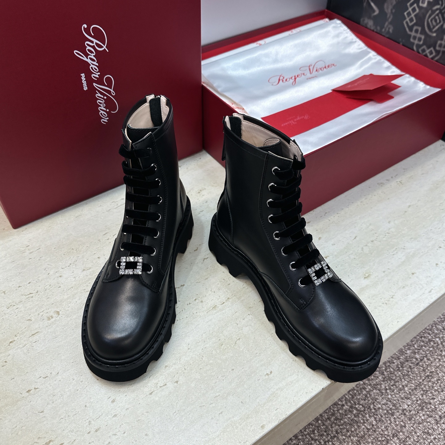 莞货 代购级 Roger  Vivier 2026秋冬新款时尚水钻女短靴 RV字母logo水钻五金方扣厚底低跟圆头系带后