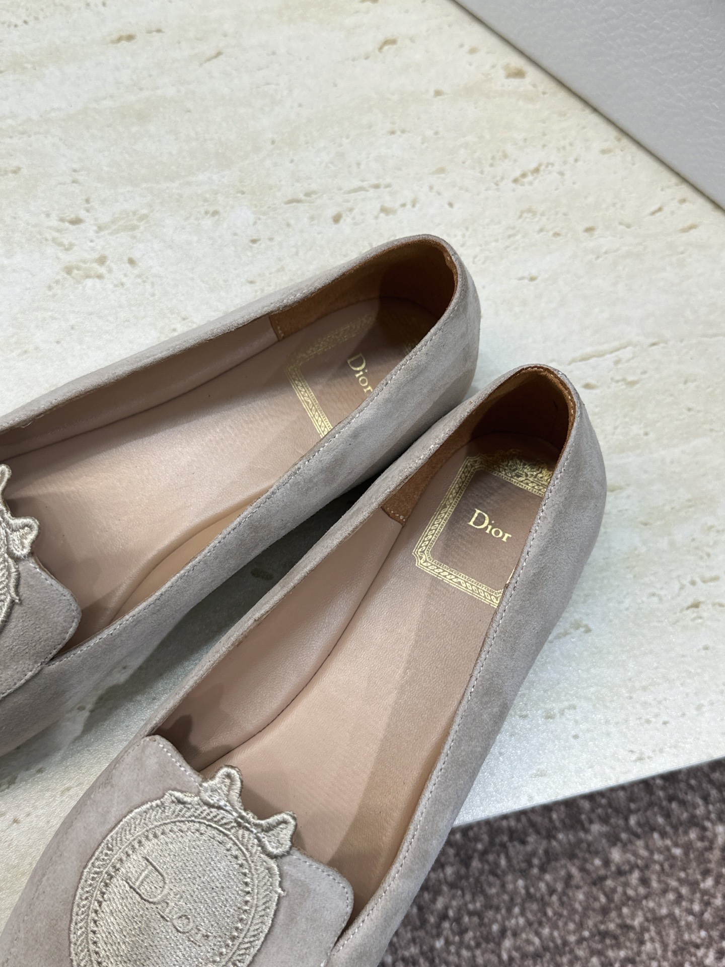 迪奥 Dior 2026秋冬新款Medaillon 时尚休闲乐福女鞋 CD字母logo立体徽章刺绣平底方头单鞋 材质鞋面