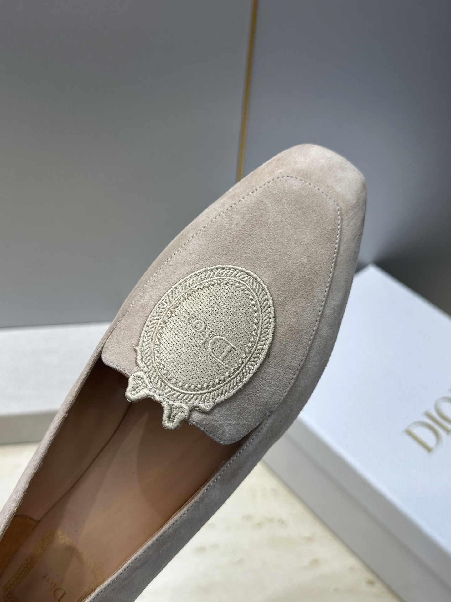 迪奥 Dior 2026秋冬新款Medaillon 时尚休闲乐福女鞋 CD字母logo立体徽章刺绣平底方头单鞋 材质鞋面