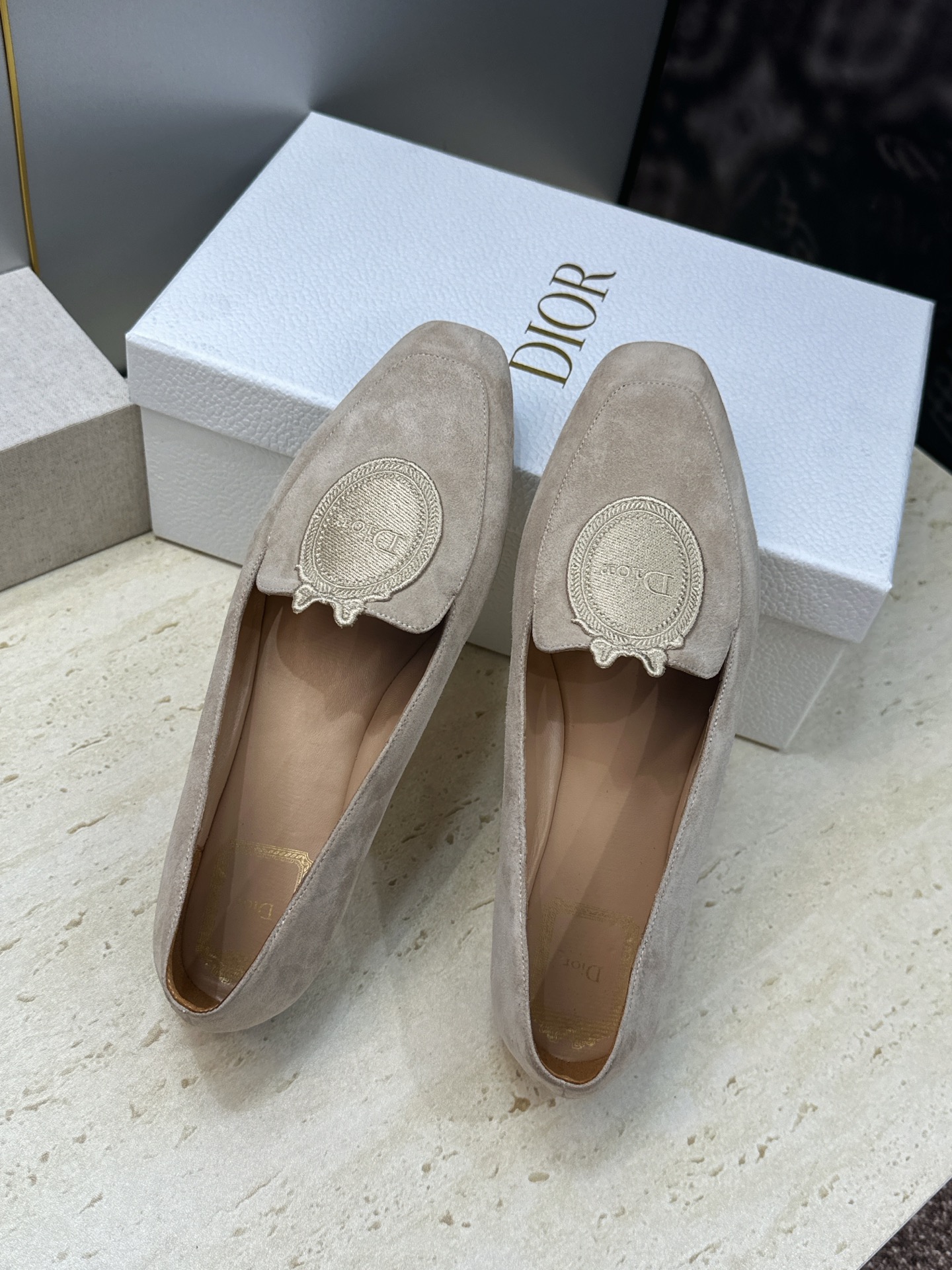 迪奥 Dior 2026秋冬新款Medaillon 时尚休闲乐福女鞋 CD字母logo立体徽章刺绣平底方头单鞋 材质鞋面