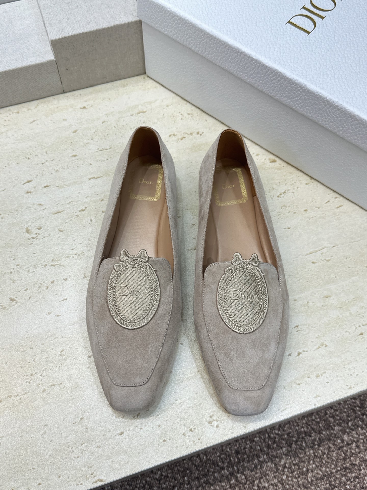 迪奥 Dior 2026秋冬新款Medaillon 时尚休闲乐福女鞋 CD字母logo立体徽章刺绣平底方头单鞋 材质鞋面