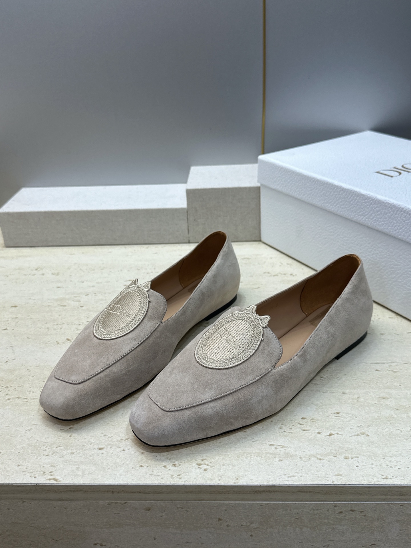 迪奥 Dior 2026秋冬新款Medaillon 时尚休闲乐福女鞋 CD字母logo立体徽章刺绣平底方头单鞋 材质鞋面