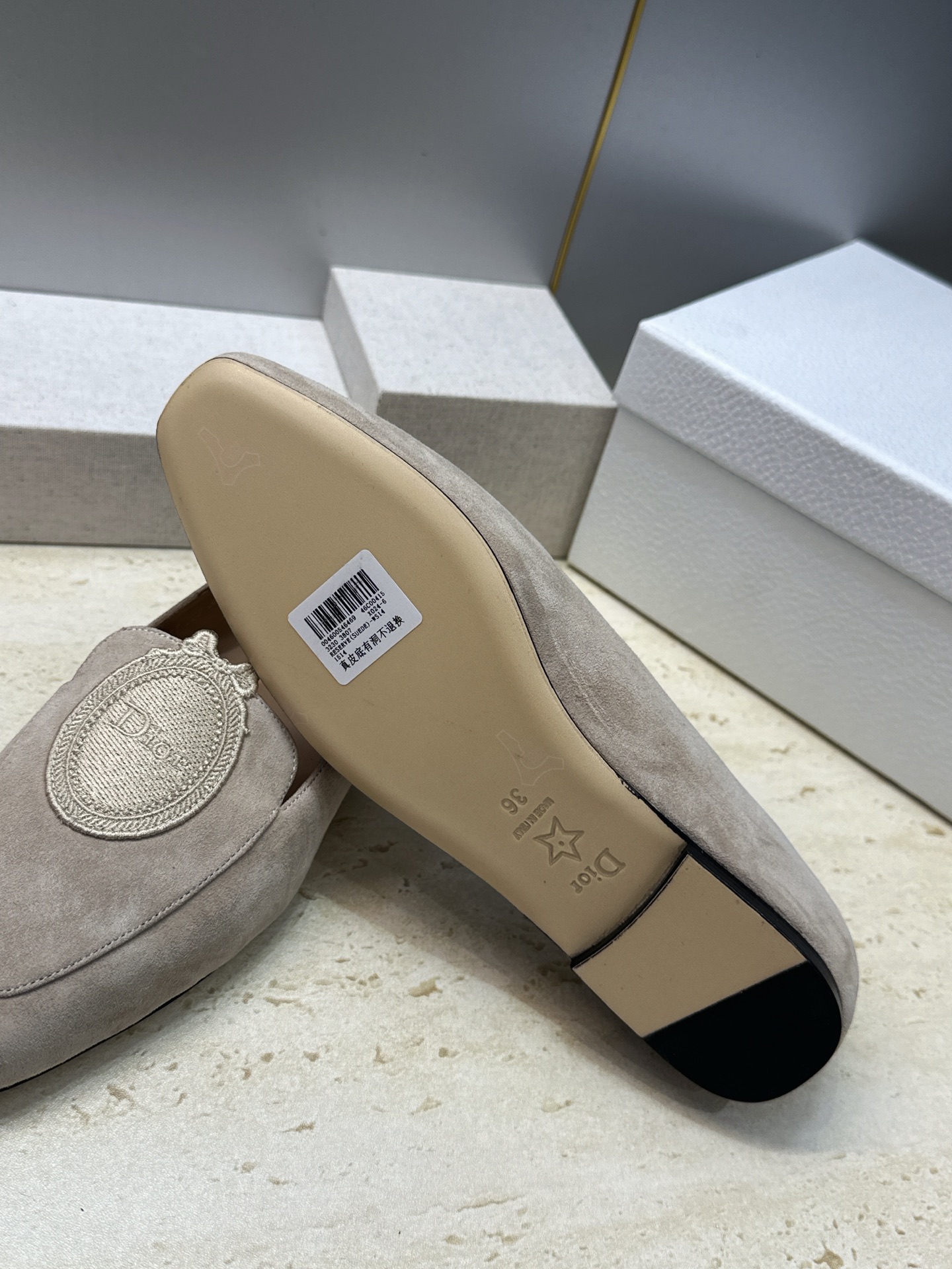 迪奥 Dior 2026秋冬新款Medaillon 时尚休闲乐福女鞋 CD字母logo立体徽章刺绣平底方头单鞋 材质鞋面