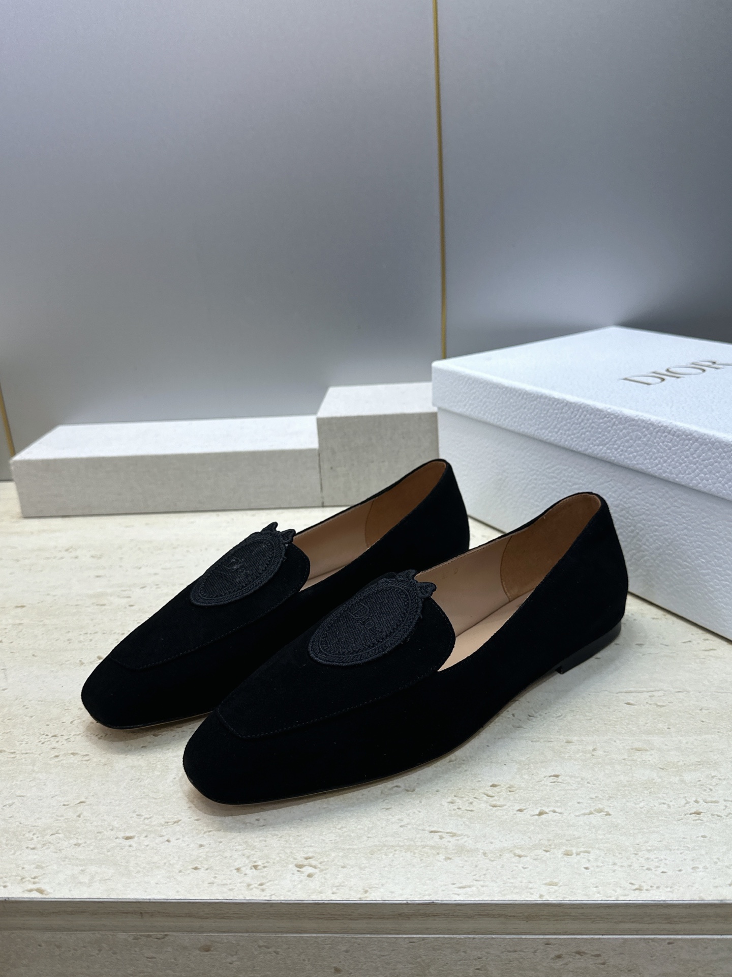 迪奥 Dior 2026秋冬新款Medaillon 时尚休闲乐福女鞋 CD字母logo立体徽章刺绣平底方头单鞋 材质鞋面