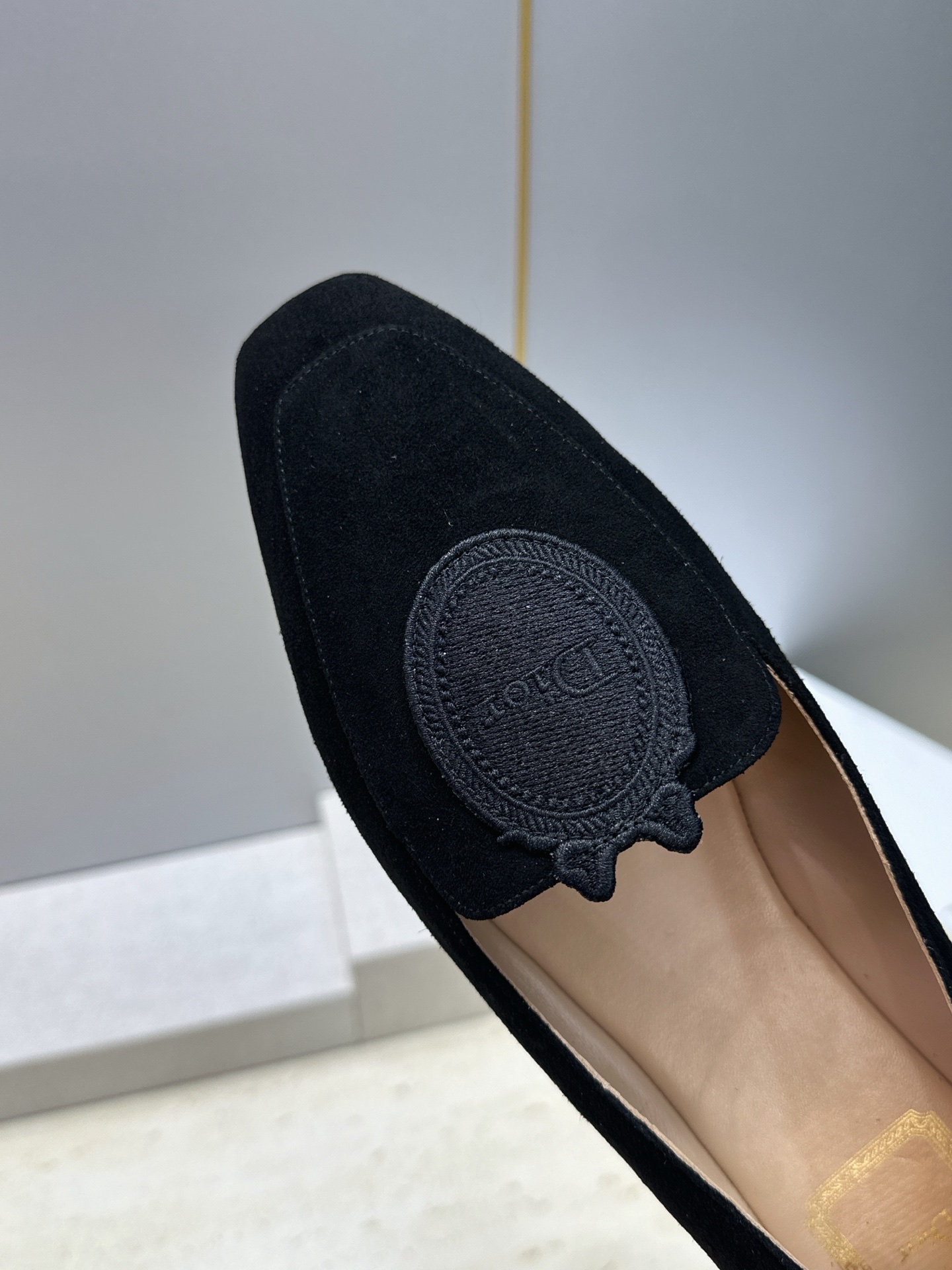 迪奥 Dior 2026秋冬新款Medaillon 时尚休闲乐福女鞋 CD字母logo立体徽章刺绣平底方头单鞋 材质鞋面