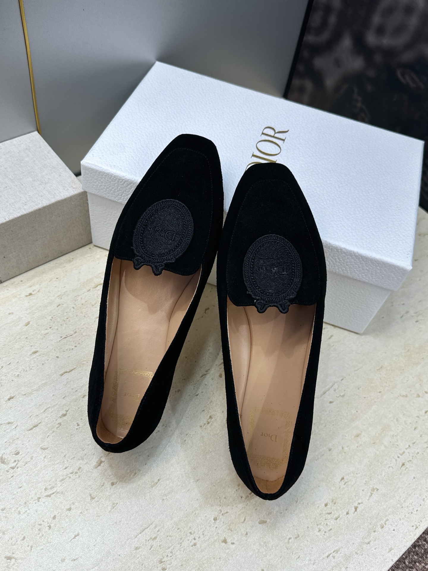 迪奥 Dior 2026秋冬新款Medaillon 时尚休闲乐福女鞋 CD字母logo立体徽章刺绣平底方头单鞋 材质鞋面