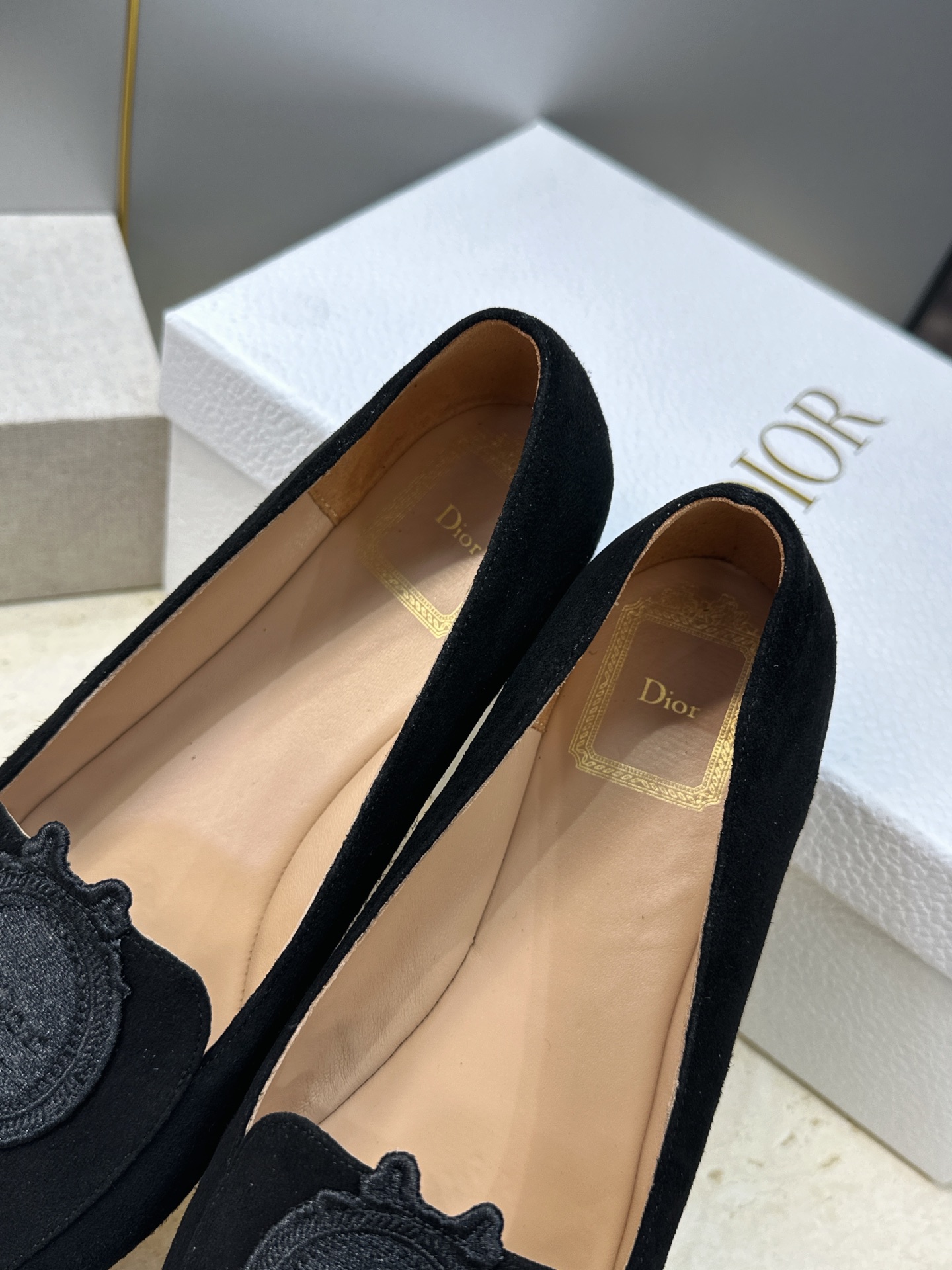 迪奥 Dior 2026秋冬新款Medaillon 时尚休闲乐福女鞋 CD字母logo立体徽章刺绣平底方头单鞋 材质鞋面