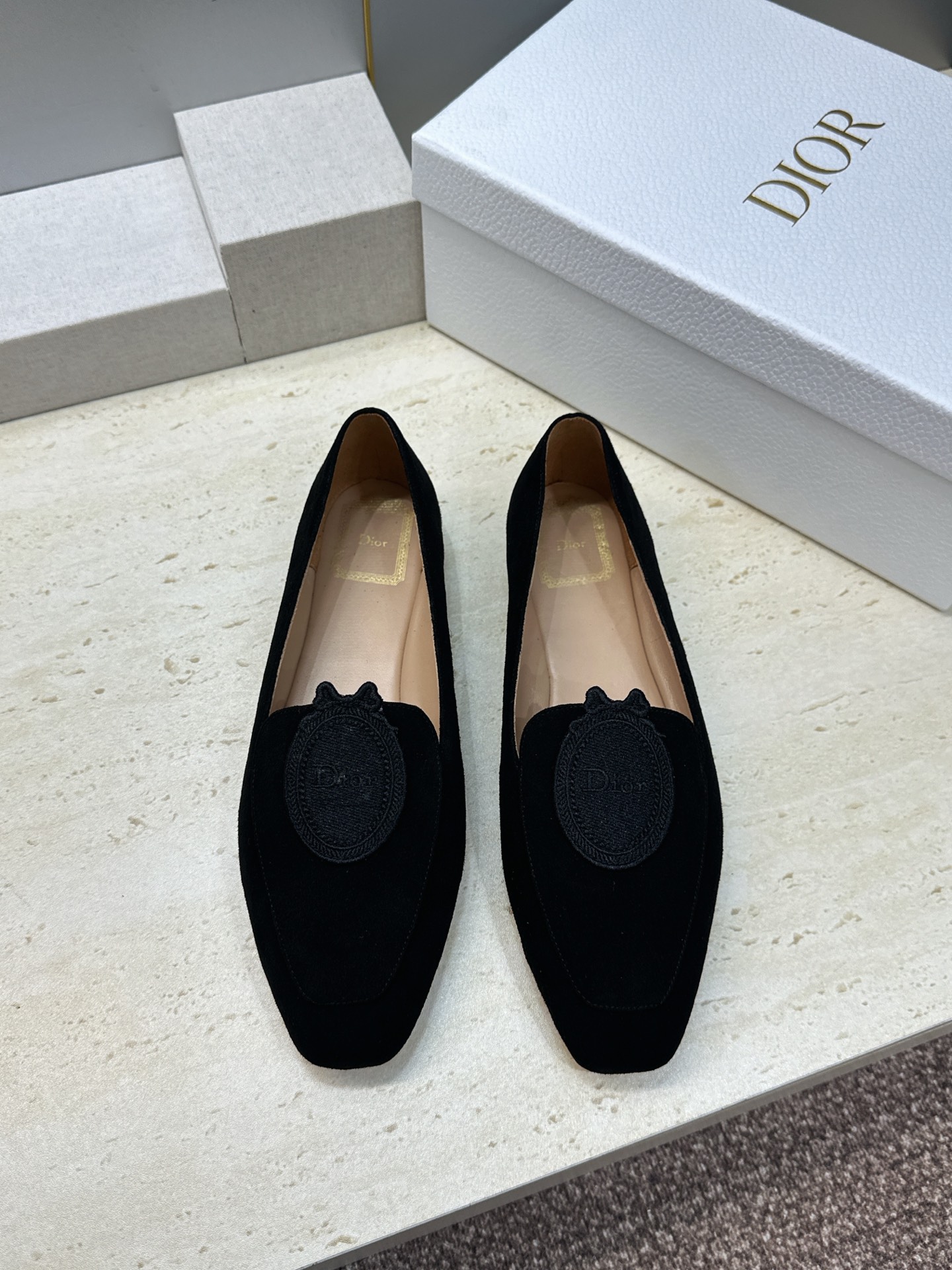 迪奥 Dior 2026秋冬新款Medaillon 时尚休闲乐福女鞋 CD字母logo立体徽章刺绣平底方头单鞋 材质鞋面
