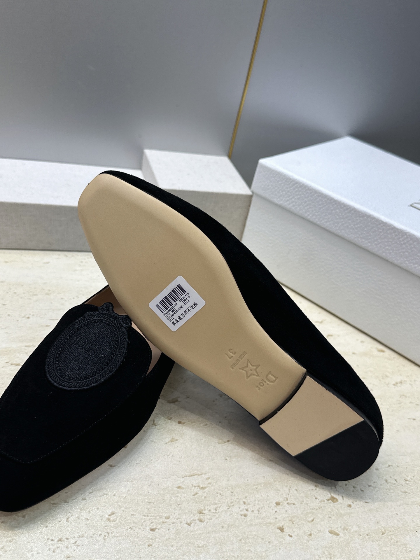 迪奥 Dior 2026秋冬新款Medaillon 时尚休闲乐福女鞋 CD字母logo立体徽章刺绣平底方头单鞋 材质鞋面
