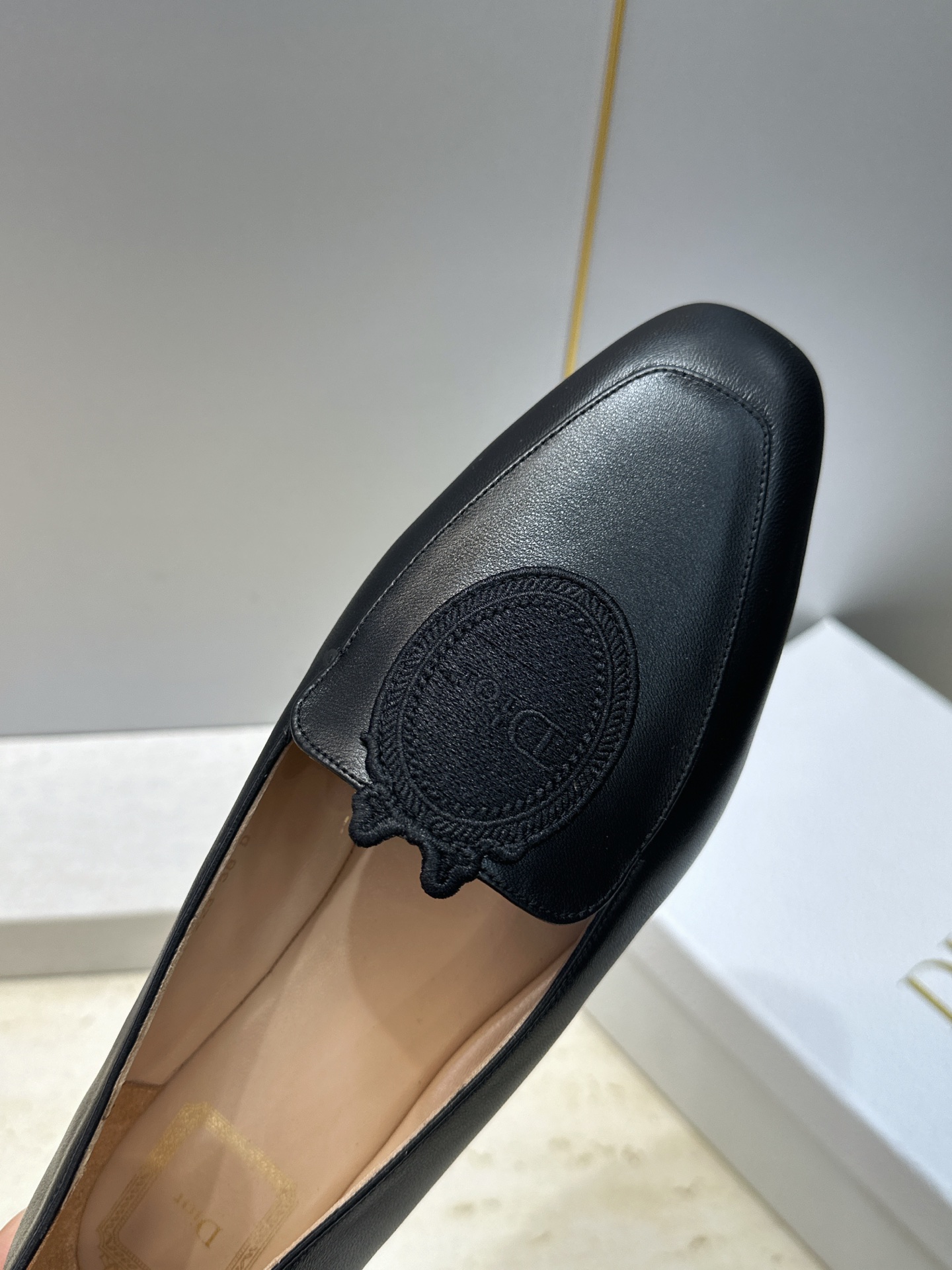 迪奥 Dior 2026秋冬新款Medaillon 时尚休闲乐福女鞋 CD字母logo立体徽章刺绣平底方头单鞋 材质鞋面