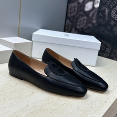迪奥 Dior 2026秋冬新款Medaillon 时尚休闲乐福女鞋 CD字母logo立体徽章刺绣平底方头单鞋 材质鞋面 迪奥 Dior 2026秋冬新款Medaillon 时尚休闲乐福女鞋 CD字母logo立体徽章刺绣平底方头单鞋 材质鞋面