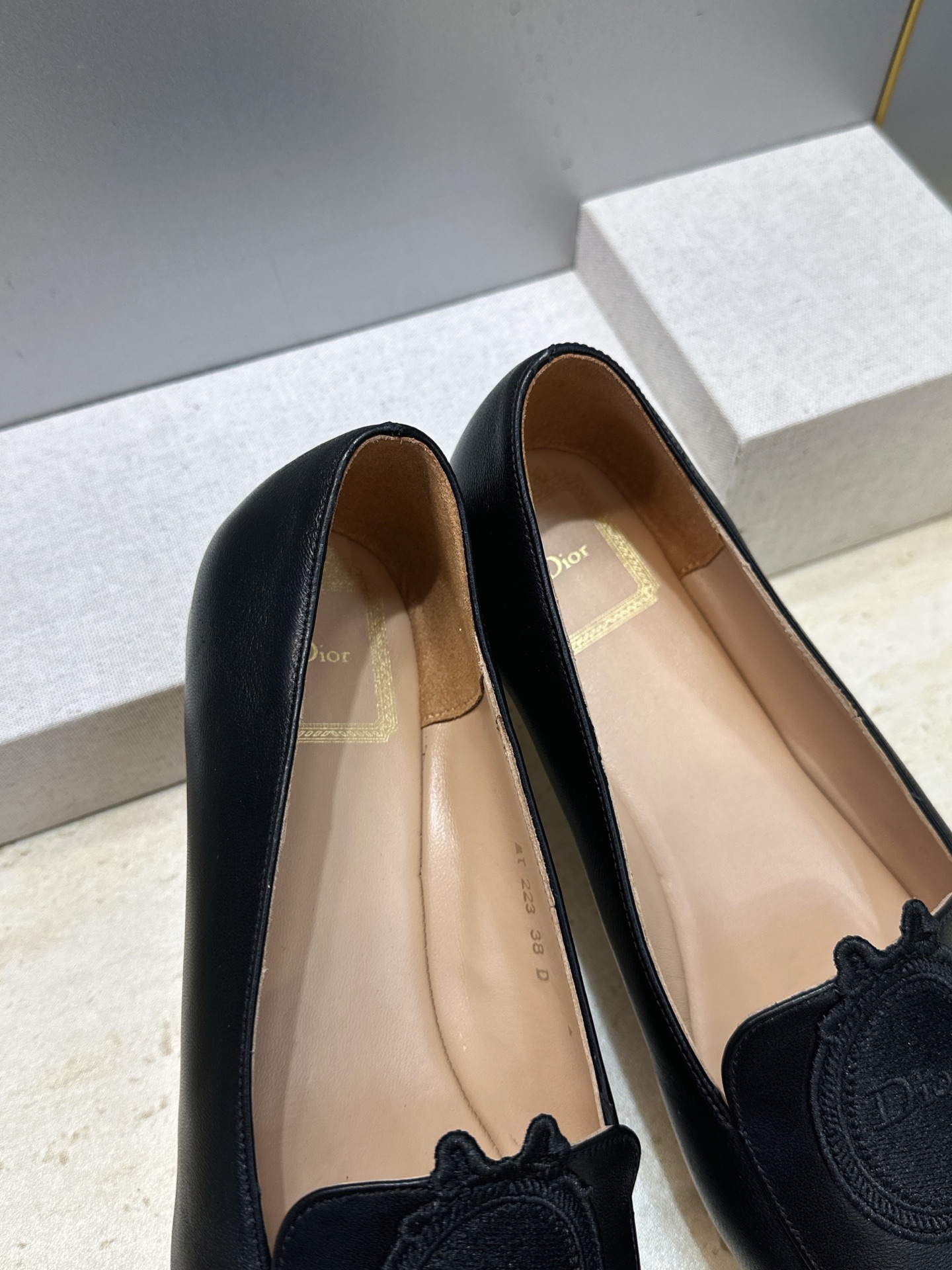 迪奥 Dior 2026秋冬新款Medaillon 时尚休闲乐福女鞋 CD字母logo立体徽章刺绣平底方头单鞋 材质鞋面