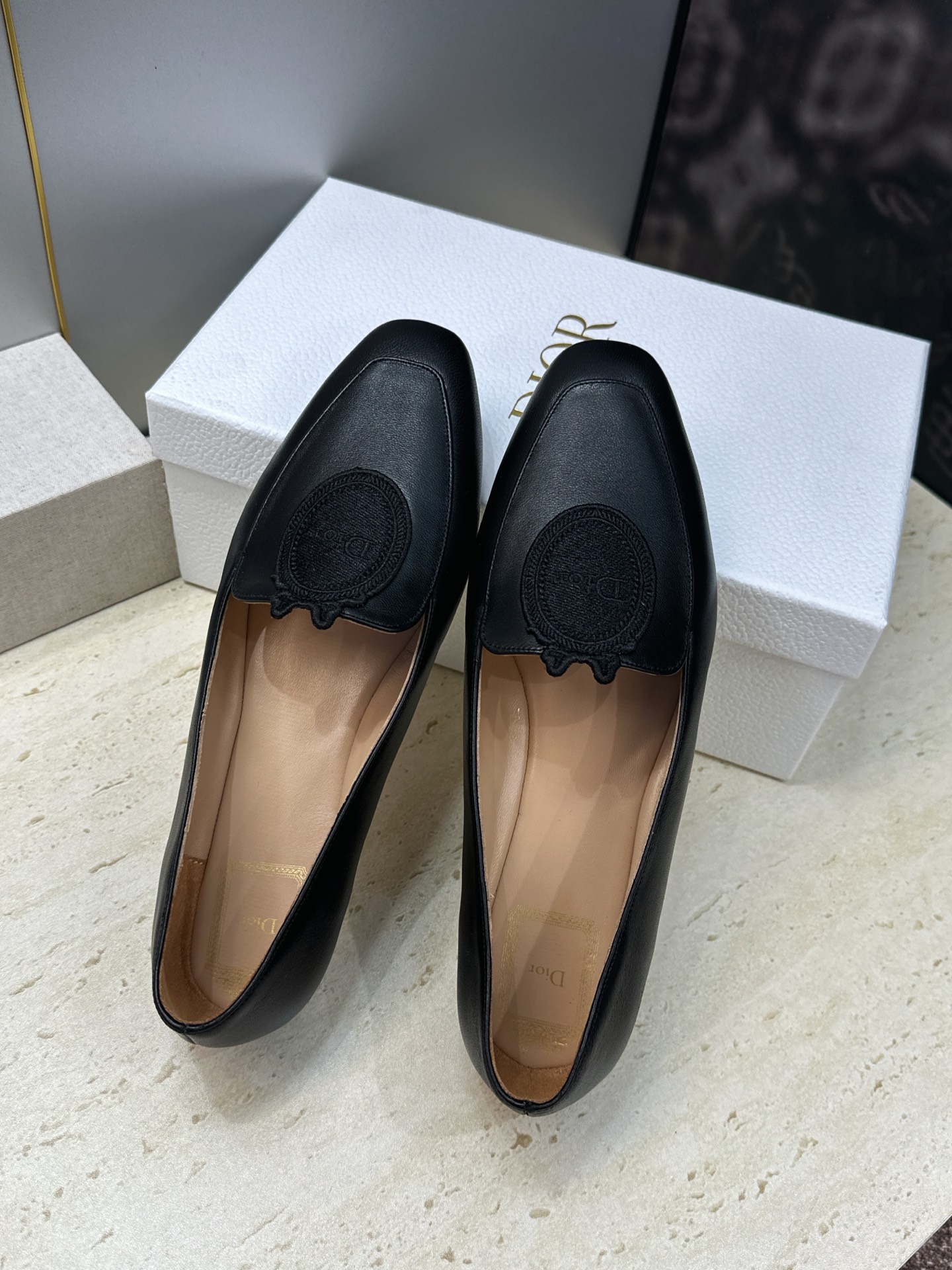 迪奥 Dior 2026秋冬新款Medaillon 时尚休闲乐福女鞋 CD字母logo立体徽章刺绣平底方头单鞋 材质鞋面
