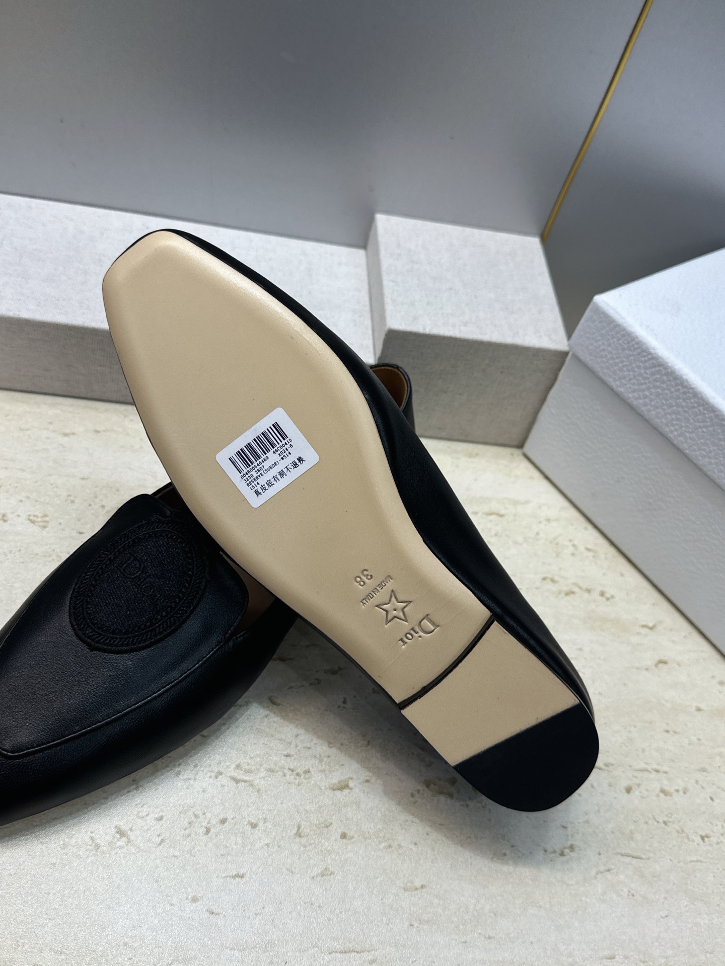 迪奥 Dior 2026秋冬新款Medaillon 时尚休闲乐福女鞋 CD字母logo立体徽章刺绣平底方头单鞋 材质鞋面