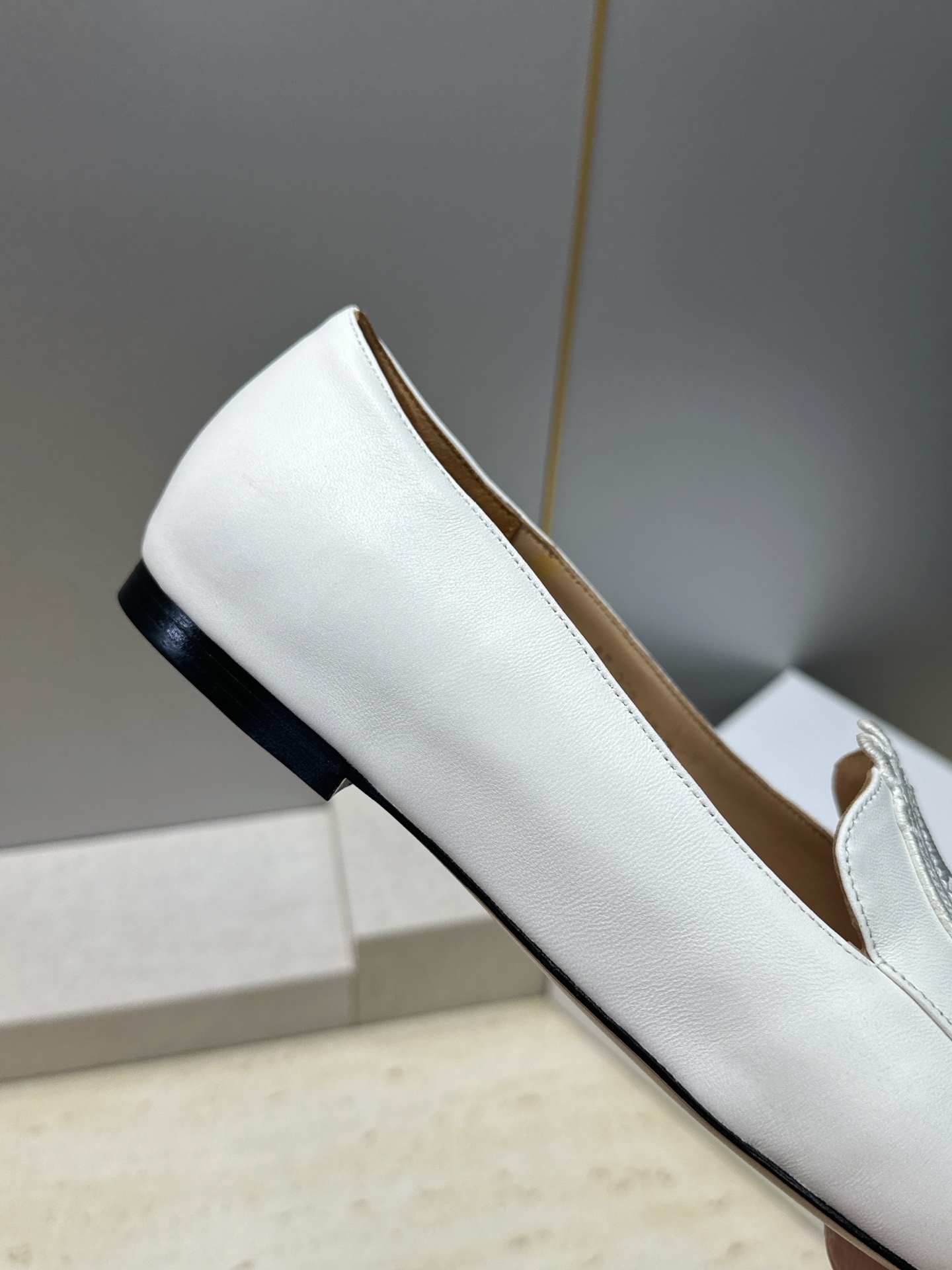 迪奥 Dior 2026秋冬新款Medaillon 时尚休闲乐福女鞋 CD字母logo立体徽章刺绣平底方头单鞋 材质鞋面
