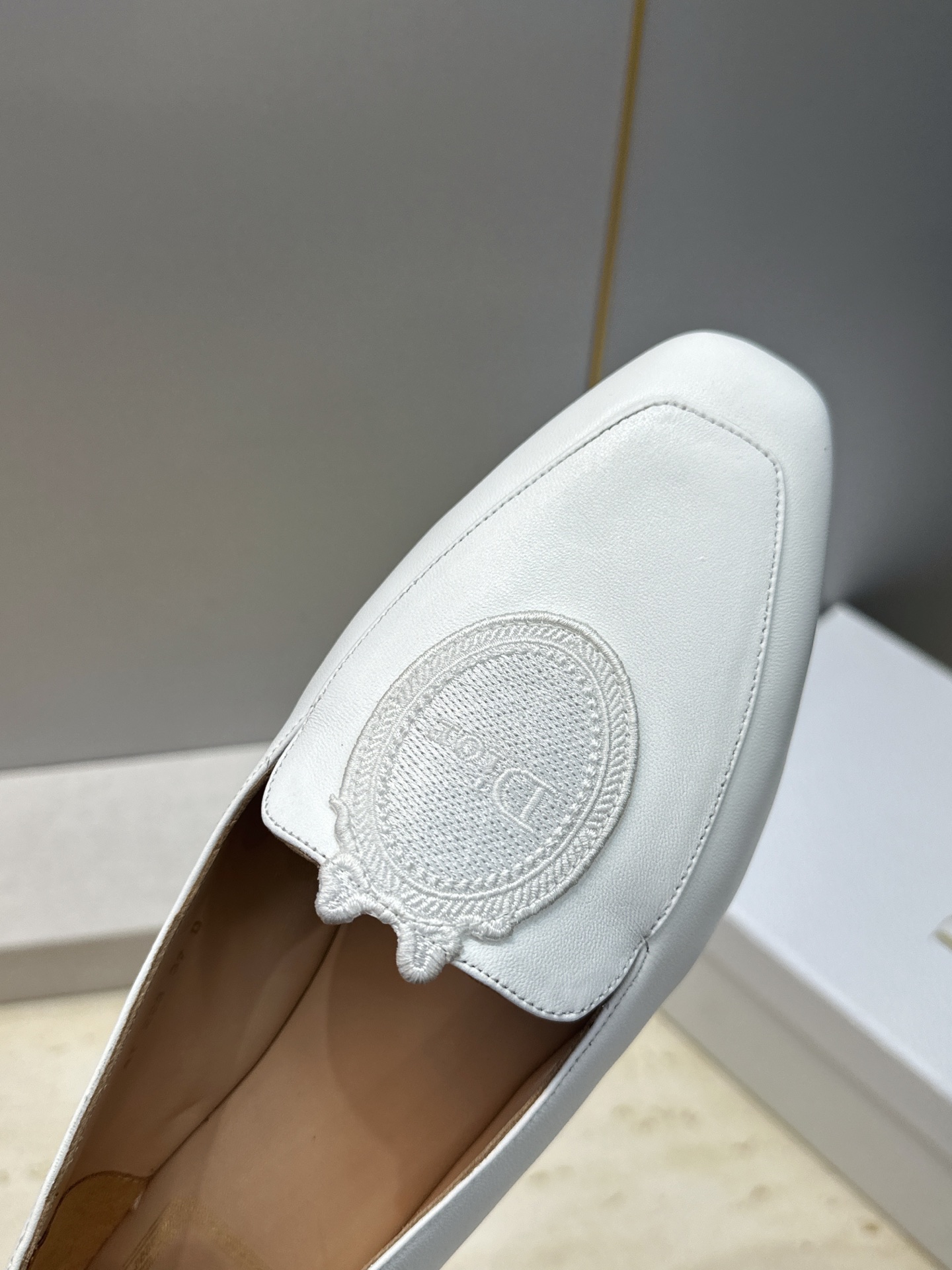 迪奥 Dior 2026秋冬新款Medaillon 时尚休闲乐福女鞋 CD字母logo立体徽章刺绣平底方头单鞋 材质鞋面