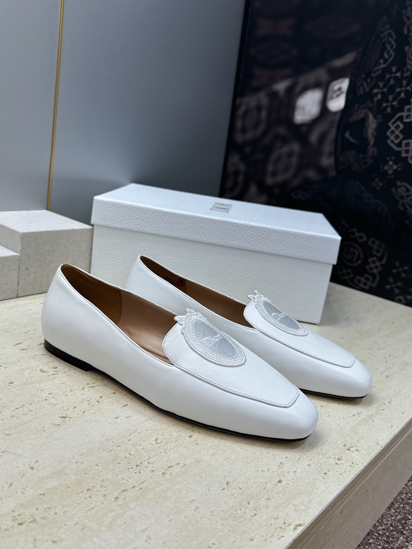 迪奥 Dior 2026秋冬新款Medaillon 时尚休闲乐福女鞋 CD字母logo立体徽章刺绣平底方头单鞋 材质鞋面