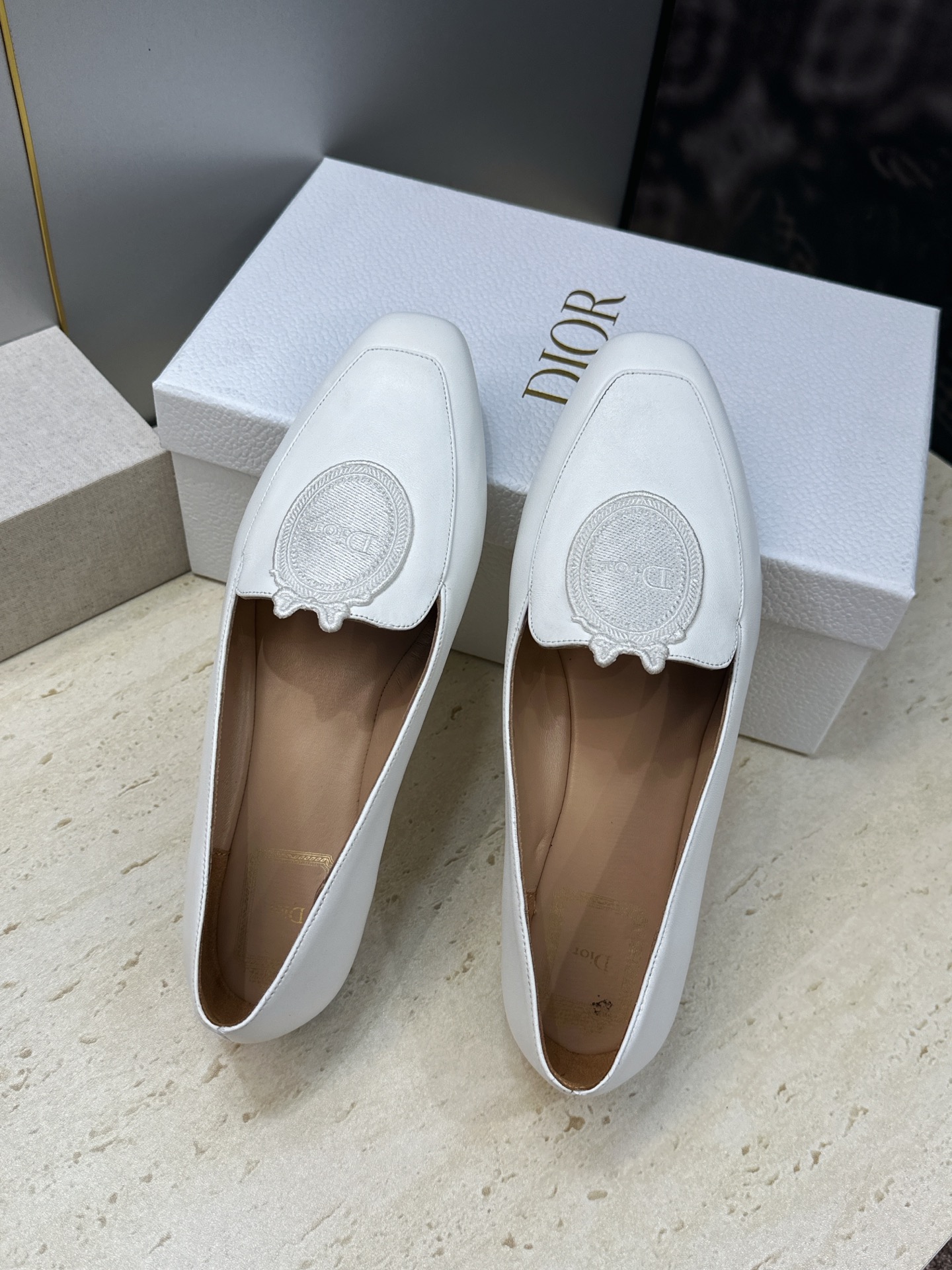 迪奥 Dior 2026秋冬新款Medaillon 时尚休闲乐福女鞋 CD字母logo立体徽章刺绣平底方头单鞋 材质鞋面