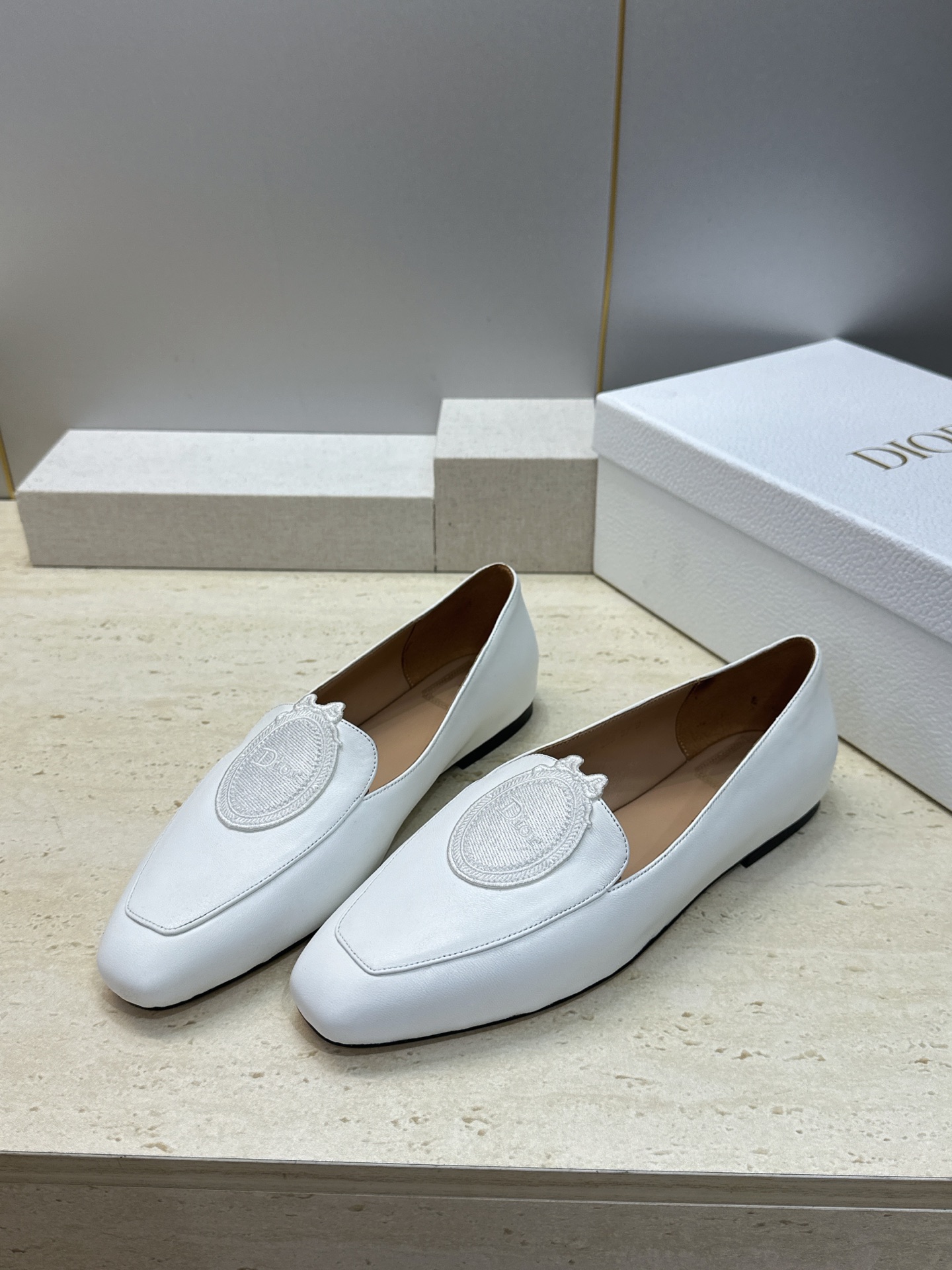 迪奥 Dior 2026秋冬新款Medaillon 时尚休闲乐福女鞋 CD字母logo立体徽章刺绣平底方头单鞋 材质鞋面
