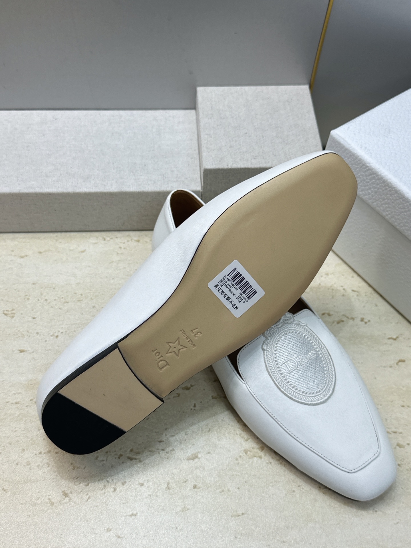 迪奥 Dior 2026秋冬新款Medaillon 时尚休闲乐福女鞋 CD字母logo立体徽章刺绣平底方头单鞋 材质鞋面