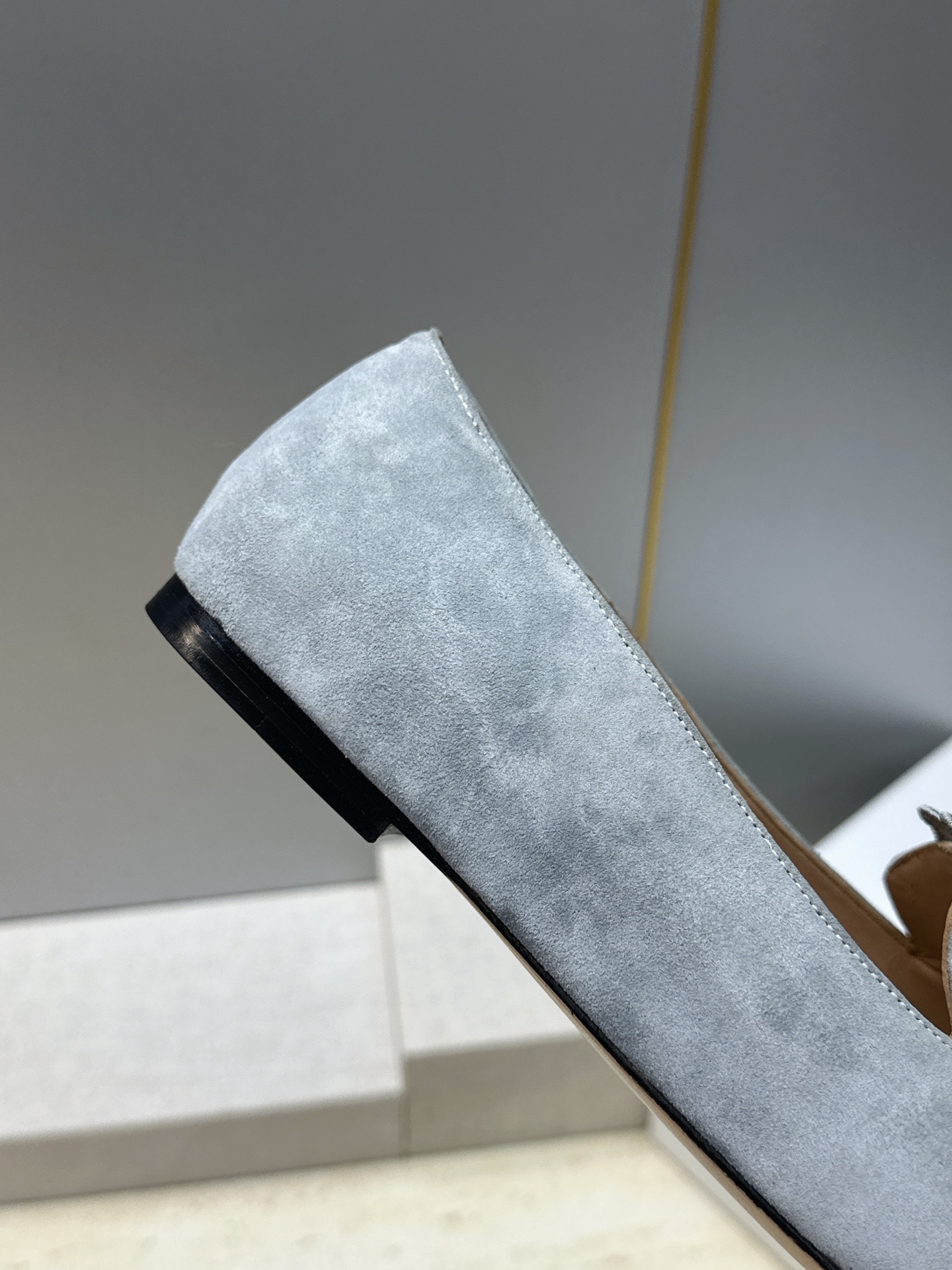 迪奥 Dior 2026秋冬新款Medaillon 时尚休闲乐福女鞋 CD字母logo立体徽章刺绣平底方头单鞋 材质鞋面