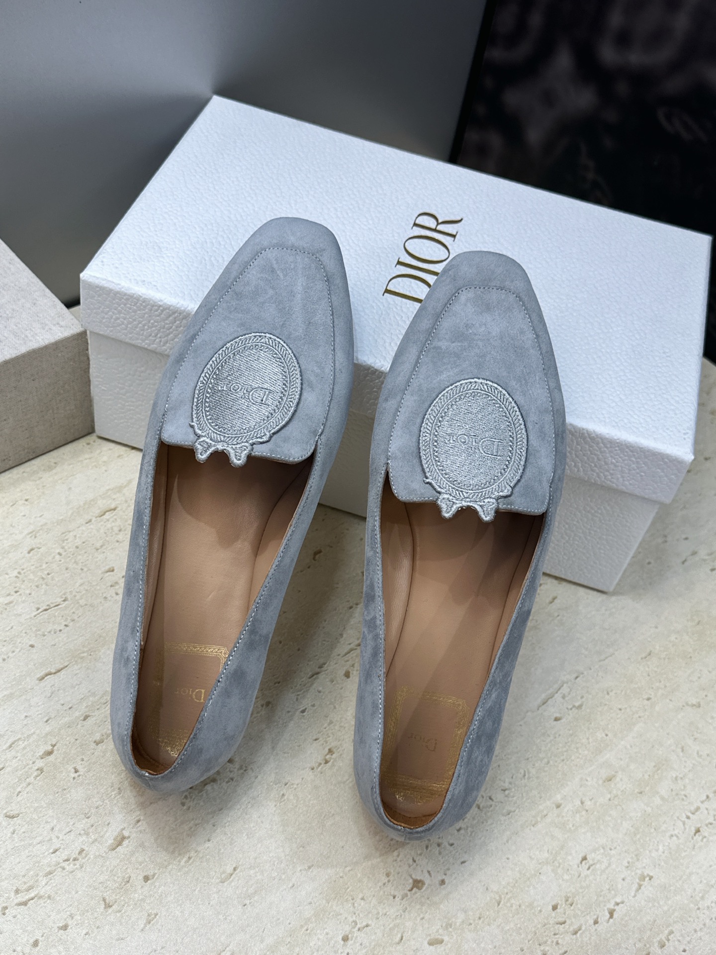 迪奥 Dior 2026秋冬新款Medaillon 时尚休闲乐福女鞋 CD字母logo立体徽章刺绣平底方头单鞋 材质鞋面