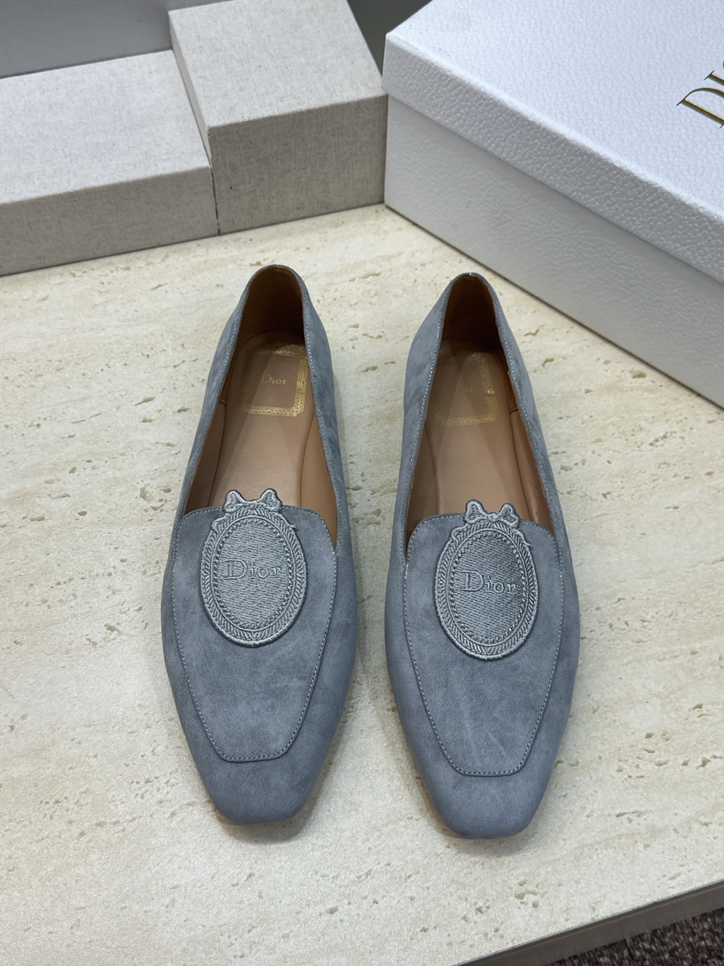 迪奥 Dior 2026秋冬新款Medaillon 时尚休闲乐福女鞋 CD字母logo立体徽章刺绣平底方头单鞋 材质鞋面
