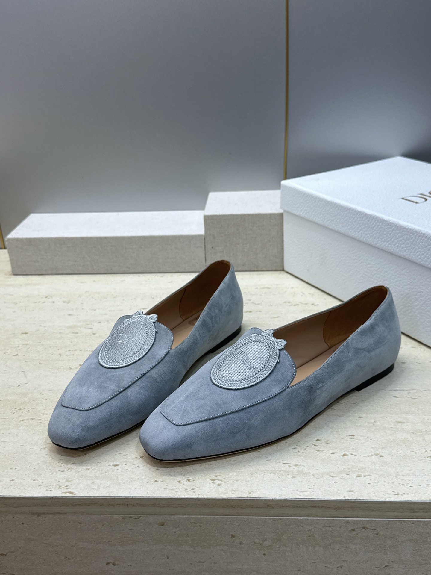 迪奥 Dior 2026秋冬新款Medaillon 时尚休闲乐福女鞋 CD字母logo立体徽章刺绣平底方头单鞋 材质鞋面