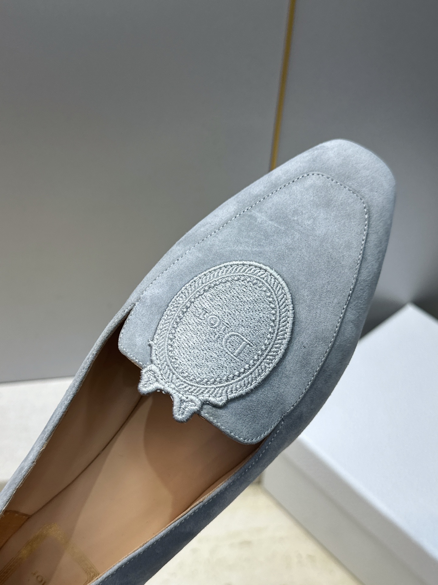 迪奥 Dior 2026秋冬新款Medaillon 时尚休闲乐福女鞋 CD字母logo立体徽章刺绣平底方头单鞋 材质鞋面
