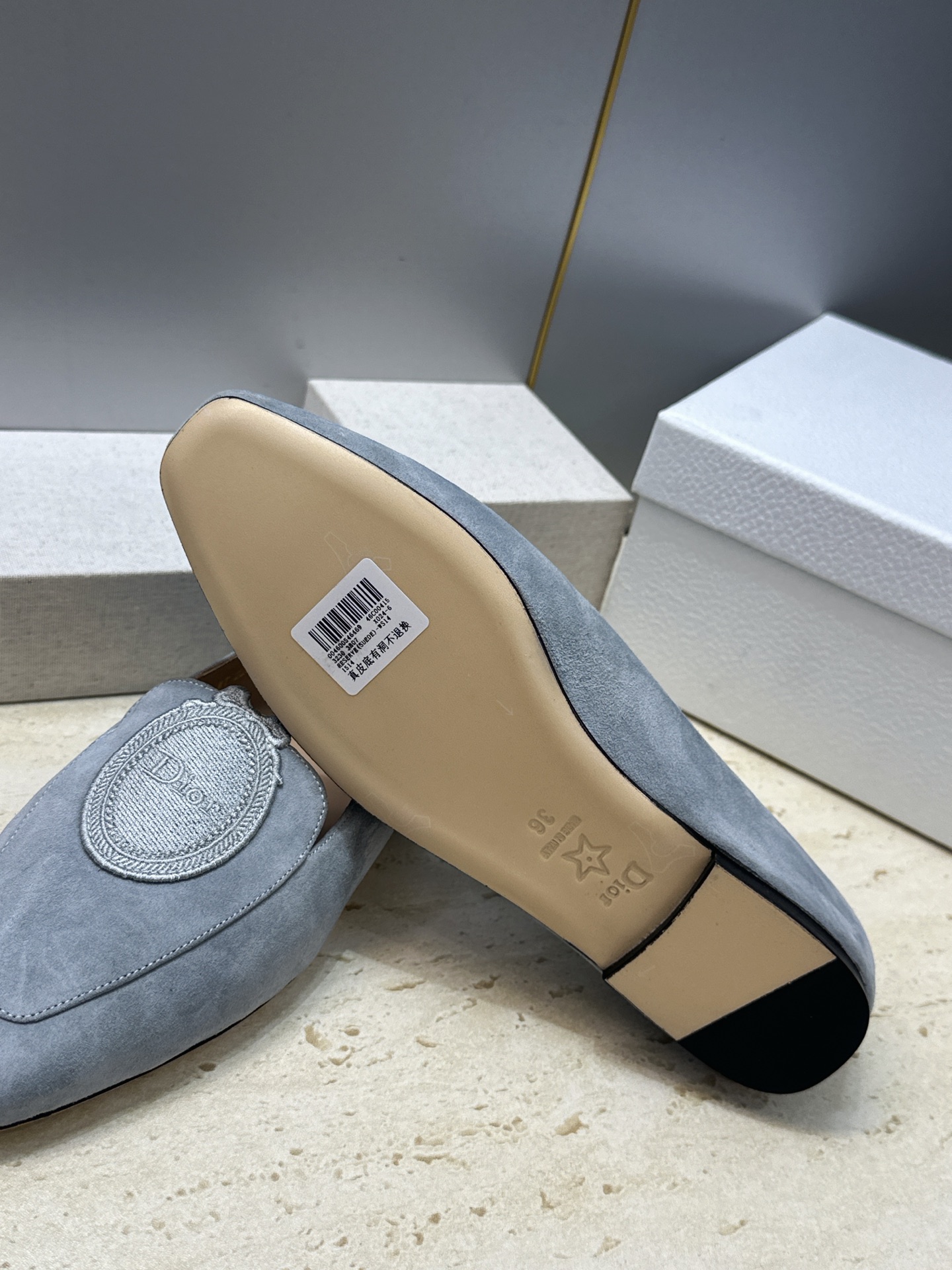 迪奥 Dior 2026秋冬新款Medaillon 时尚休闲乐福女鞋 CD字母logo立体徽章刺绣平底方头单鞋 材质鞋面