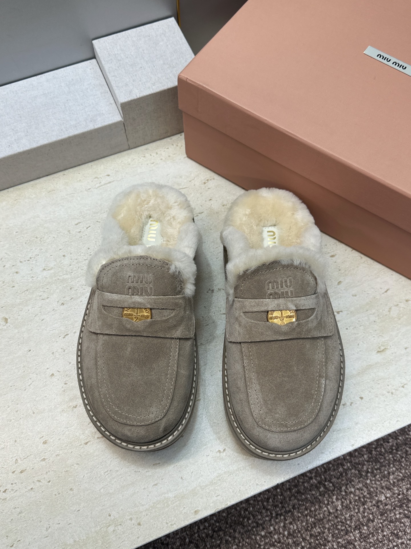 Miumiu 2026秋冬高定系列走秀新款羊羔毛休闲女鞋 缪缪字母logo五金扣厚底圆头防寒保暖穆勒居家拖鞋 材质鞋面进
