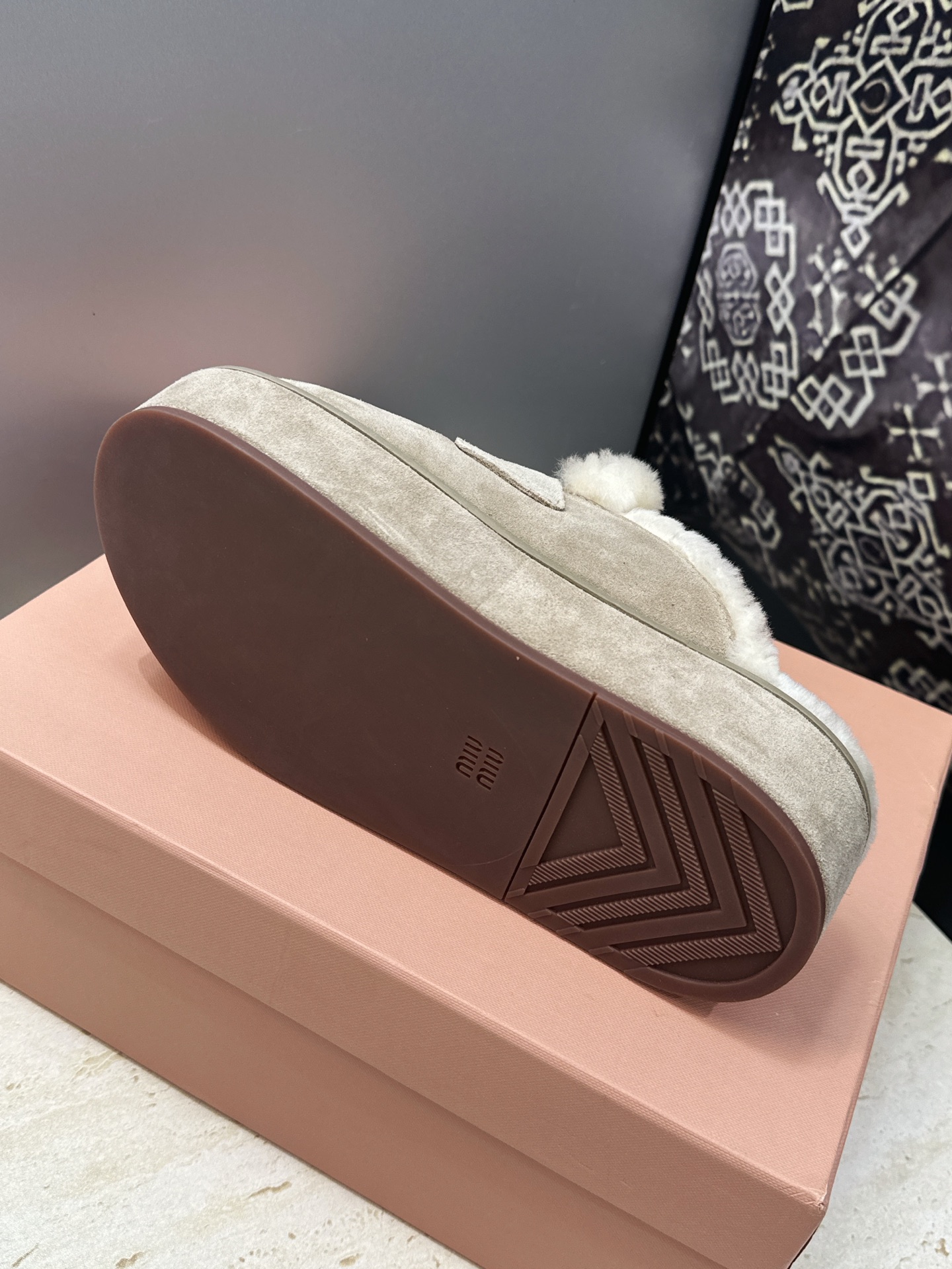 Miumiu 2026秋冬高定系列走秀新款羊羔毛休闲女鞋 缪缪字母logo五金扣厚底圆头防寒保暖穆勒居家拖鞋 材质鞋面进