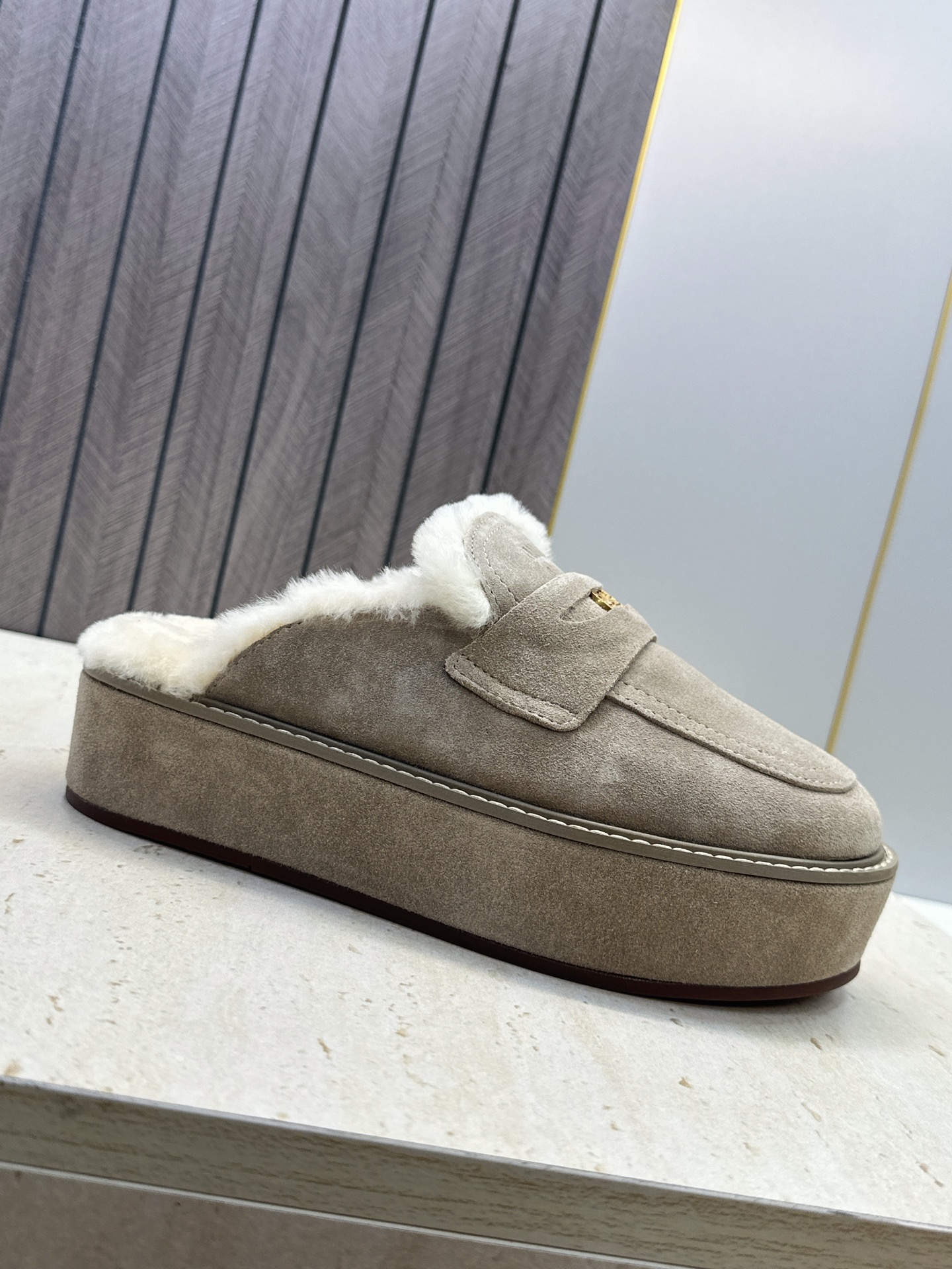 Miumiu 2026秋冬高定系列走秀新款羊羔毛休闲女鞋 缪缪字母logo五金扣厚底圆头防寒保暖穆勒居家拖鞋 材质鞋面进