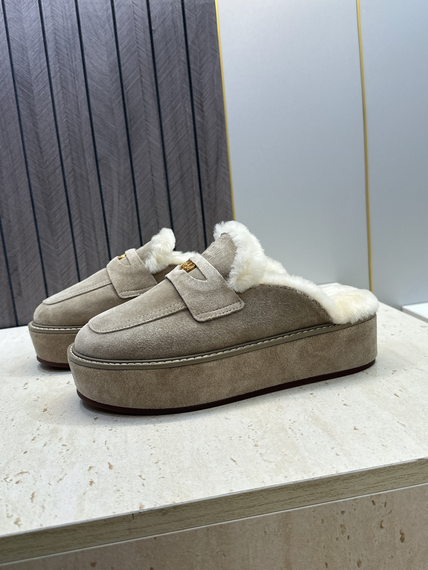 Miumiu 2026秋冬高定系列走秀新款羊羔毛休闲女鞋 缪缪字母logo五金扣厚底圆头防寒保暖穆勒居家拖鞋 材质鞋面进