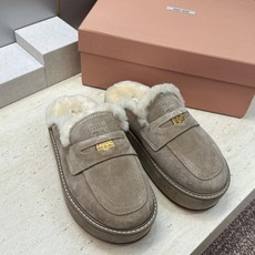 Miumiu 2026秋冬高定系列走秀新款羊羔毛休闲女鞋 缪缪字母logo五金扣厚底圆头防寒保暖穆勒居家拖鞋 材质鞋面进 Miumiu 2026秋冬高定系列走秀新款羊羔毛休闲女鞋 缪缪字母logo五金扣厚底圆头防寒保暖穆勒居家拖鞋 材质鞋面进