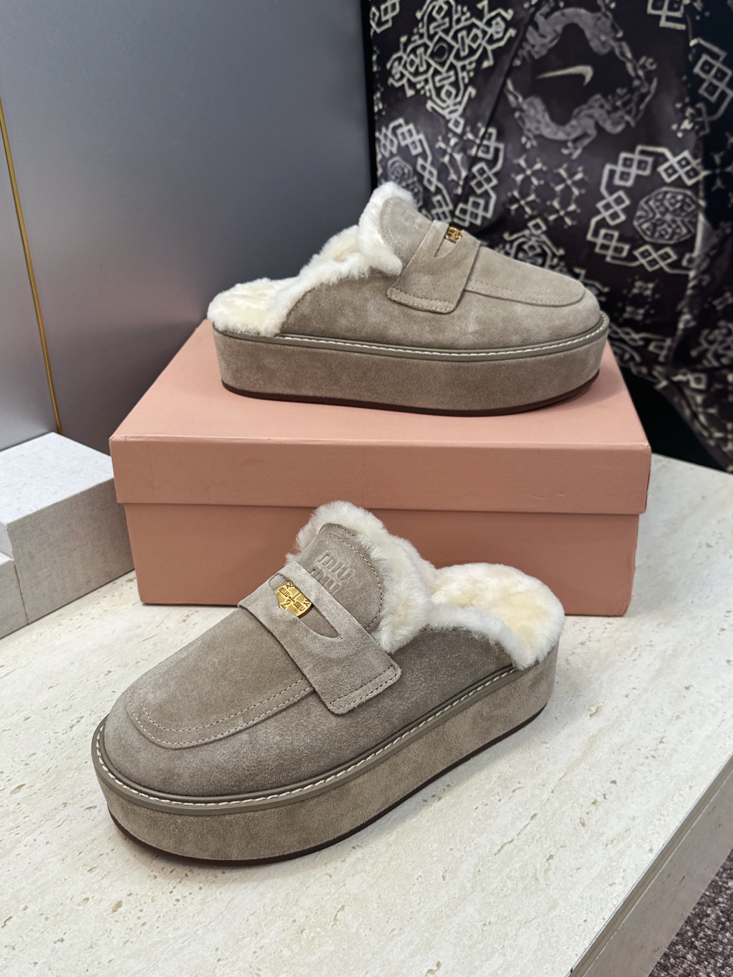 Miumiu 2026秋冬高定系列走秀新款羊羔毛休闲女鞋 缪缪字母logo五金扣厚底圆头防寒保暖穆勒居家拖鞋 材质鞋面进