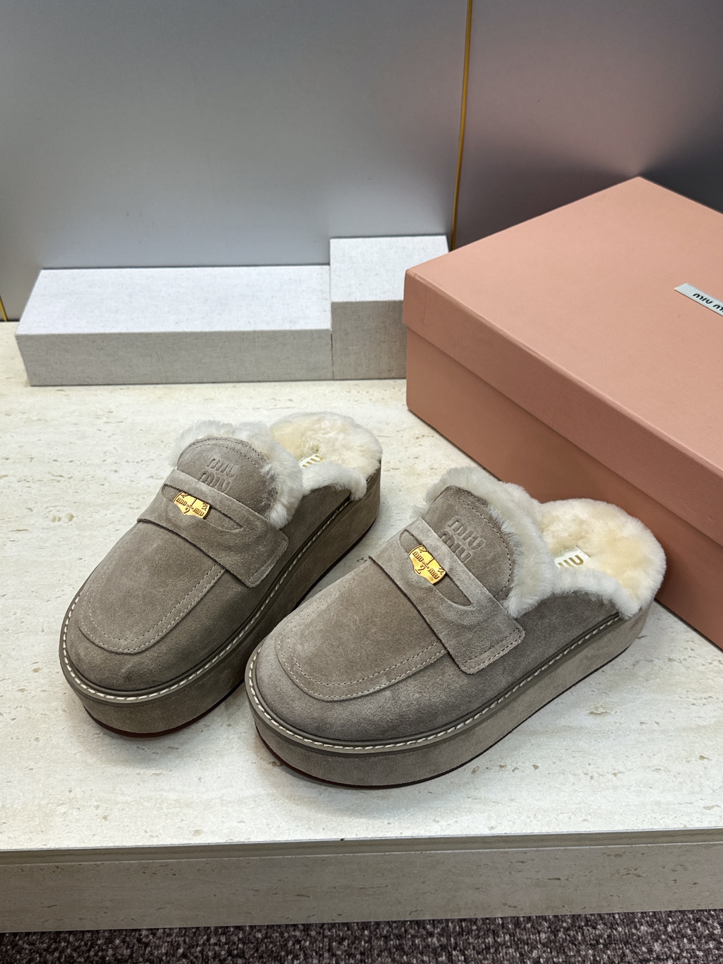 Miumiu 2026秋冬高定系列走秀新款羊羔毛休闲女鞋 缪缪字母logo五金扣厚底圆头防寒保暖穆勒居家拖鞋 材质鞋面进